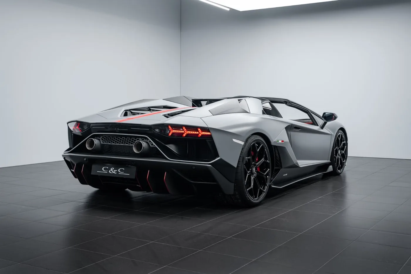 2022 Lamborghini Aventador Ultimae Roadster offered by a specialist dealer in Putzbrunn, Germany, photo 3 of 15