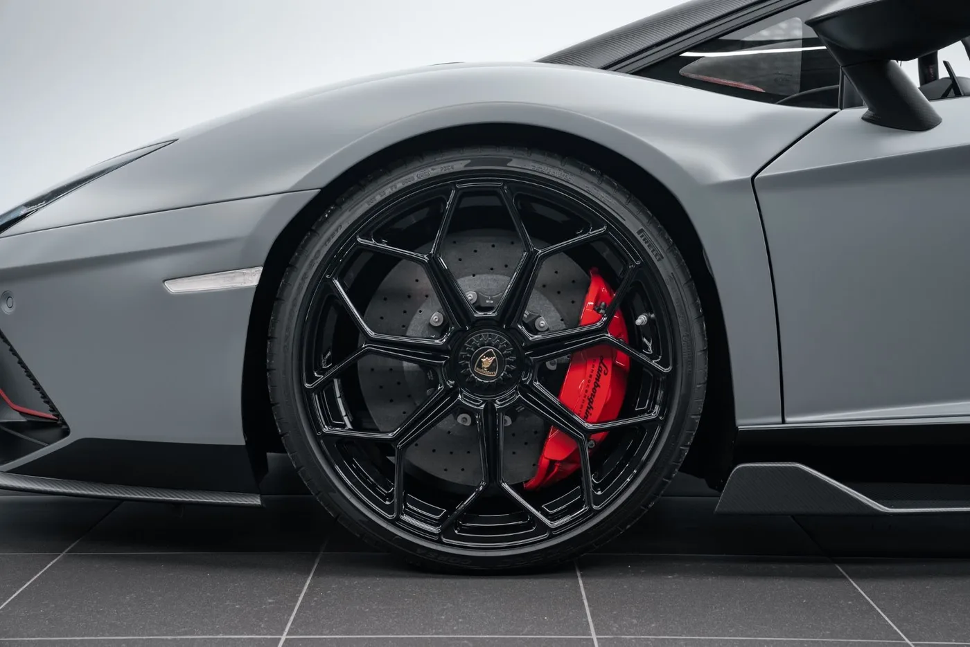 2022 Lamborghini Aventador Ultimae Roadster offered by a specialist dealer in Putzbrunn, Germany, photo 5 of 15