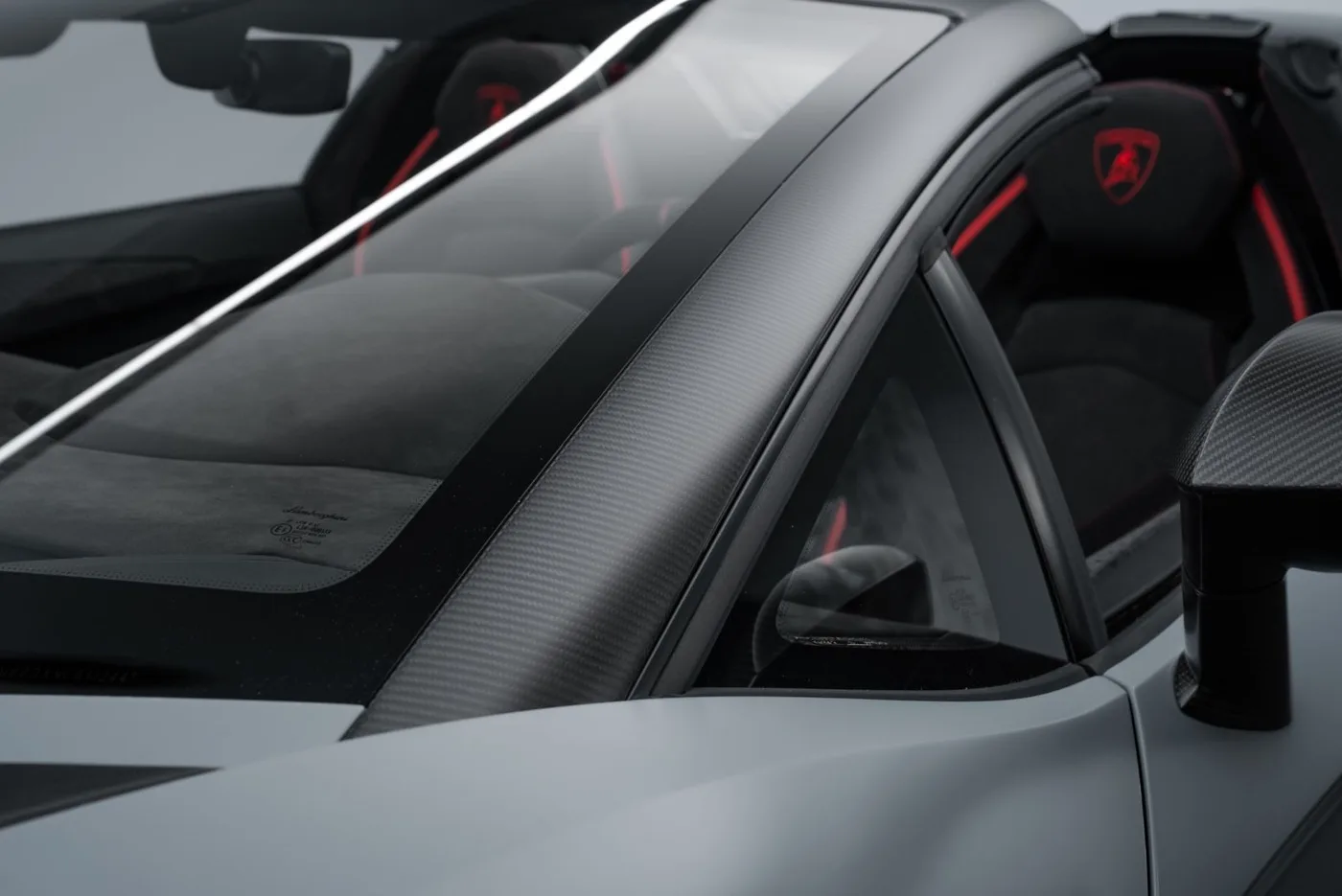 2022 Lamborghini Aventador Ultimae Roadster offered by a specialist dealer in Putzbrunn, Germany, photo 8 of 15