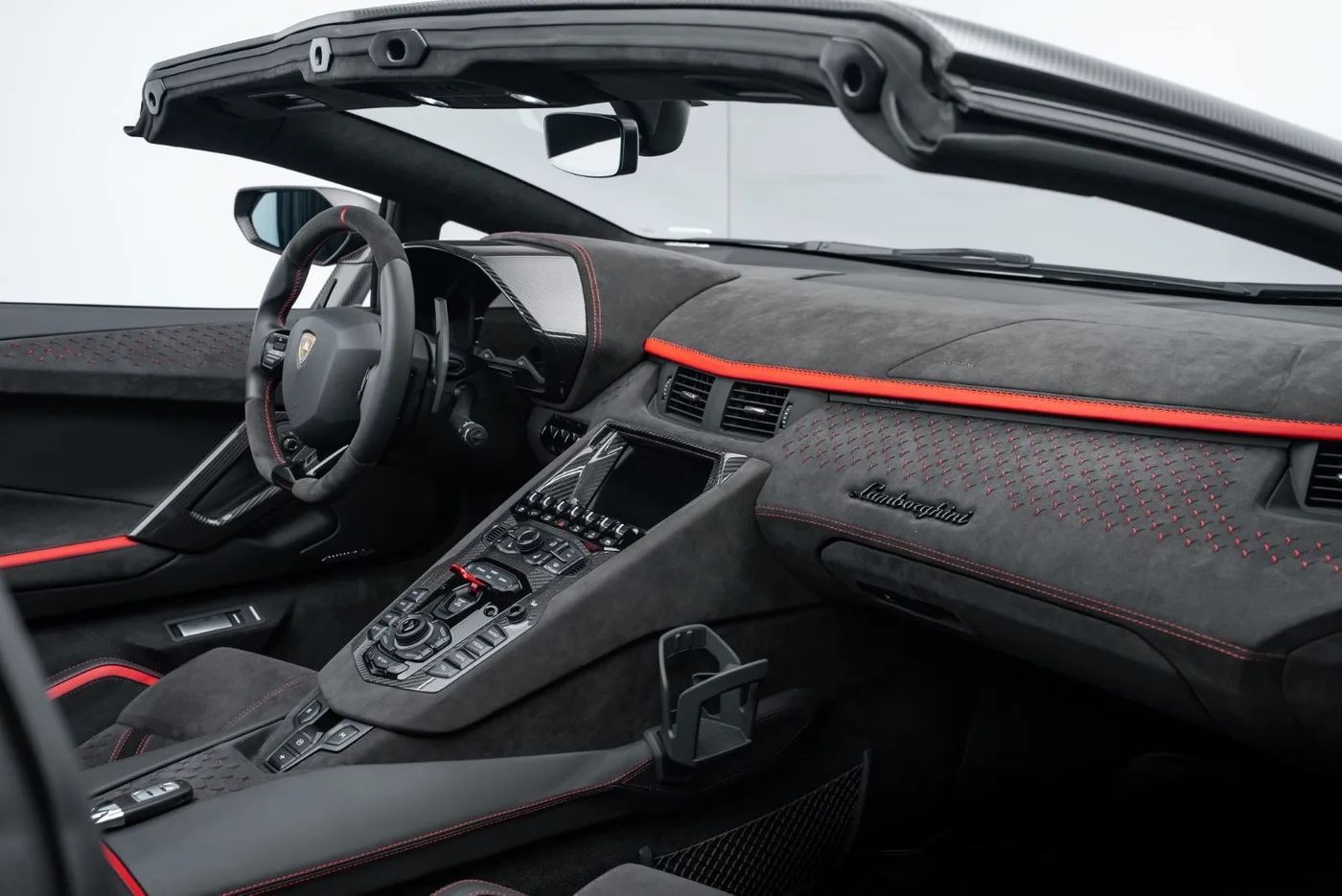 2022 Lamborghini Aventador Ultimae Roadster offered by a specialist dealer in Putzbrunn, Germany, photo 10 of 15