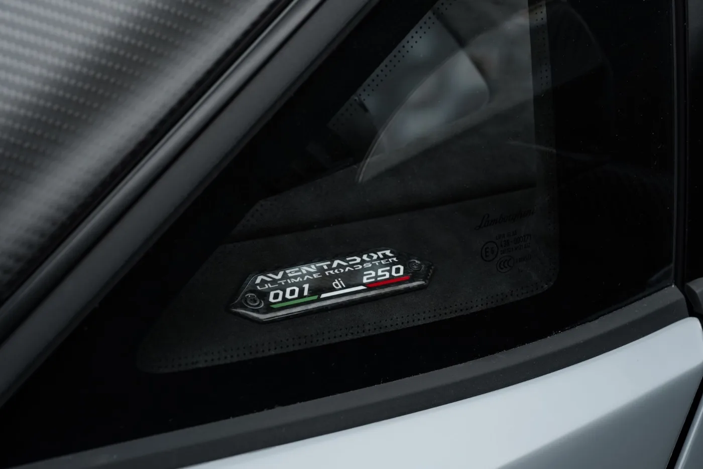 2022 Lamborghini Aventador Ultimae Roadster offered by a specialist dealer in Putzbrunn, Germany, photo 11 of 15