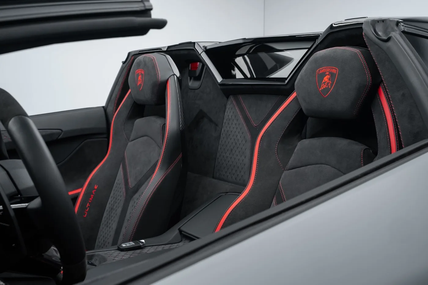 2022 Lamborghini Aventador Ultimae Roadster offered by a specialist dealer in Putzbrunn, Germany, photo 13 of 15