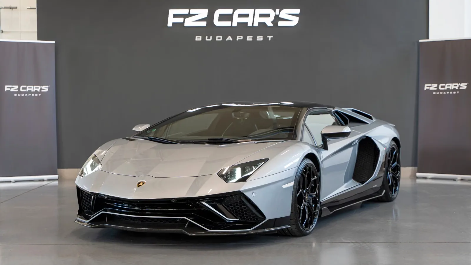 2022 Lamborghini Aventador Ultimae Roadster angeboten von einem Fachhändler in Budapest, Ungarn, Hauptfoto