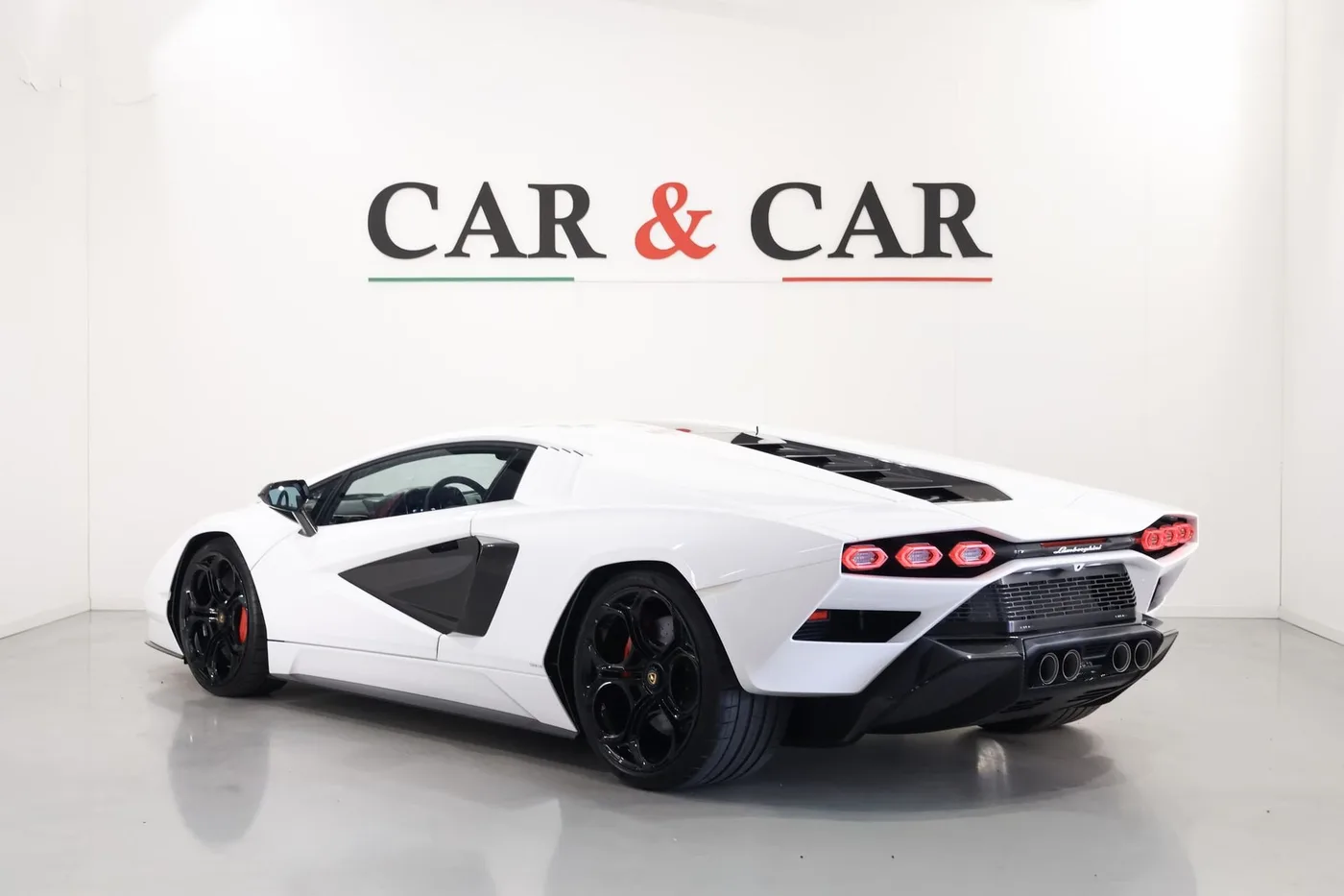 2022 Lamborghini Countach LPI 800-4 offered by a supercar dealer in Zibido San Giacomo, Italy, photo 2 of 25