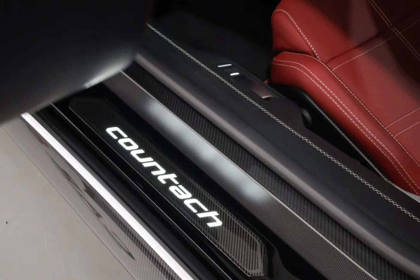 2022 Lamborghini Countach LPI 800-4 offered by a supercar dealer in Zibido San Giacomo, Italy, photo 11 of 25