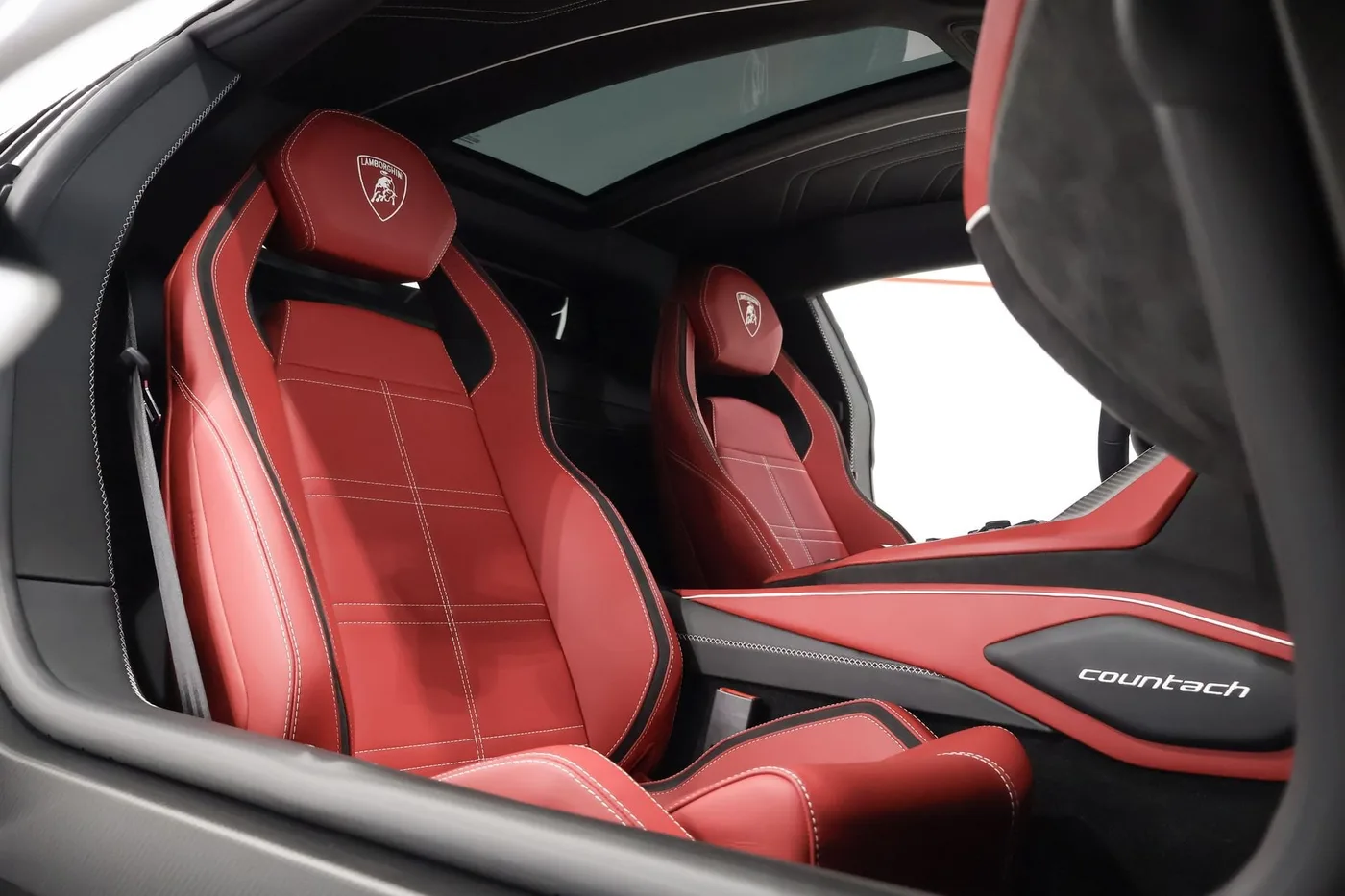 2022 Lamborghini Countach LPI 800-4 offered by a supercar dealer in Zibido San Giacomo, Italy, photo 12 of 25