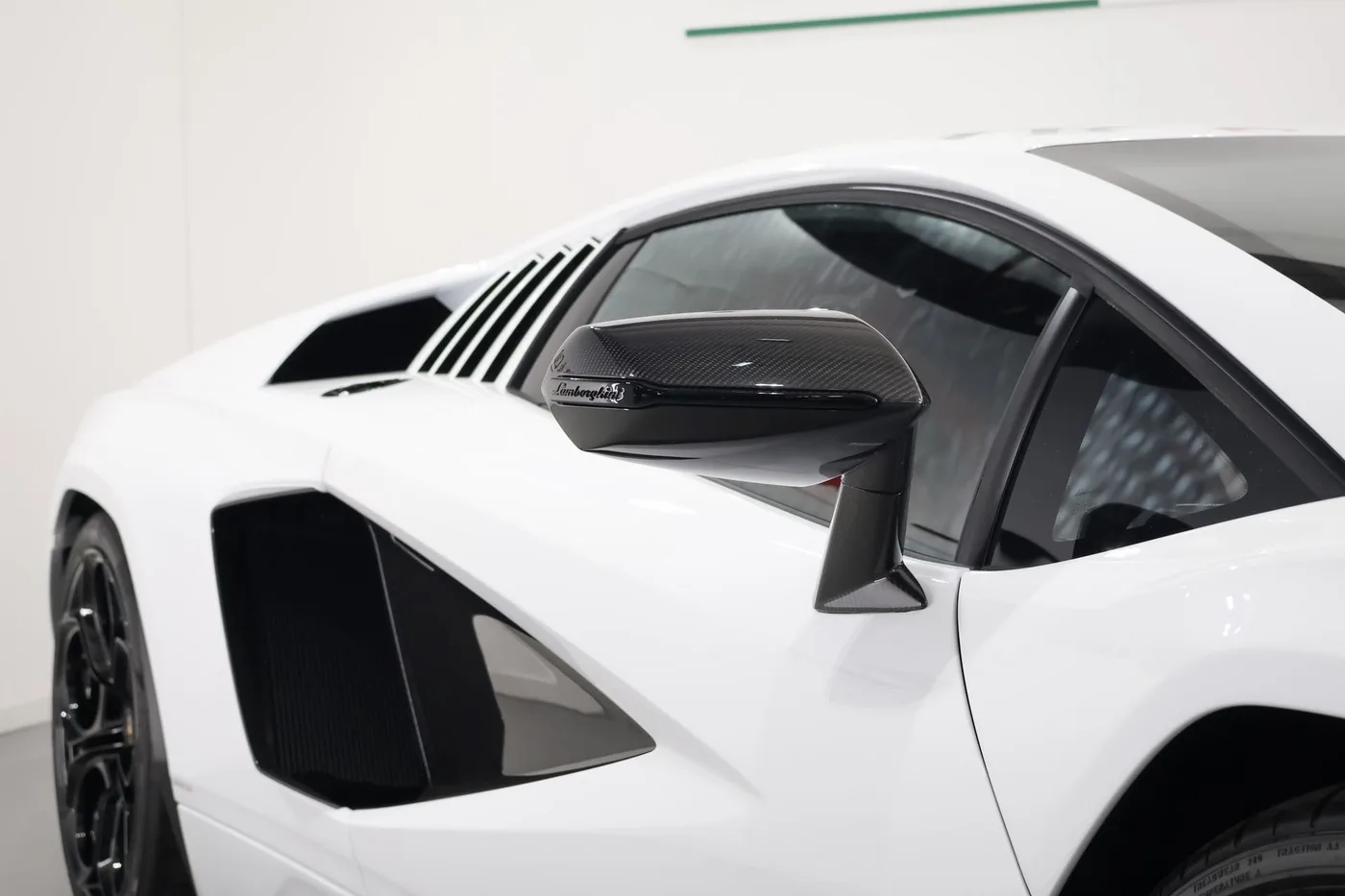 2022 Lamborghini Countach LPI 800-4 offered by a supercar dealer in Zibido San Giacomo, Italy, photo 15 of 25