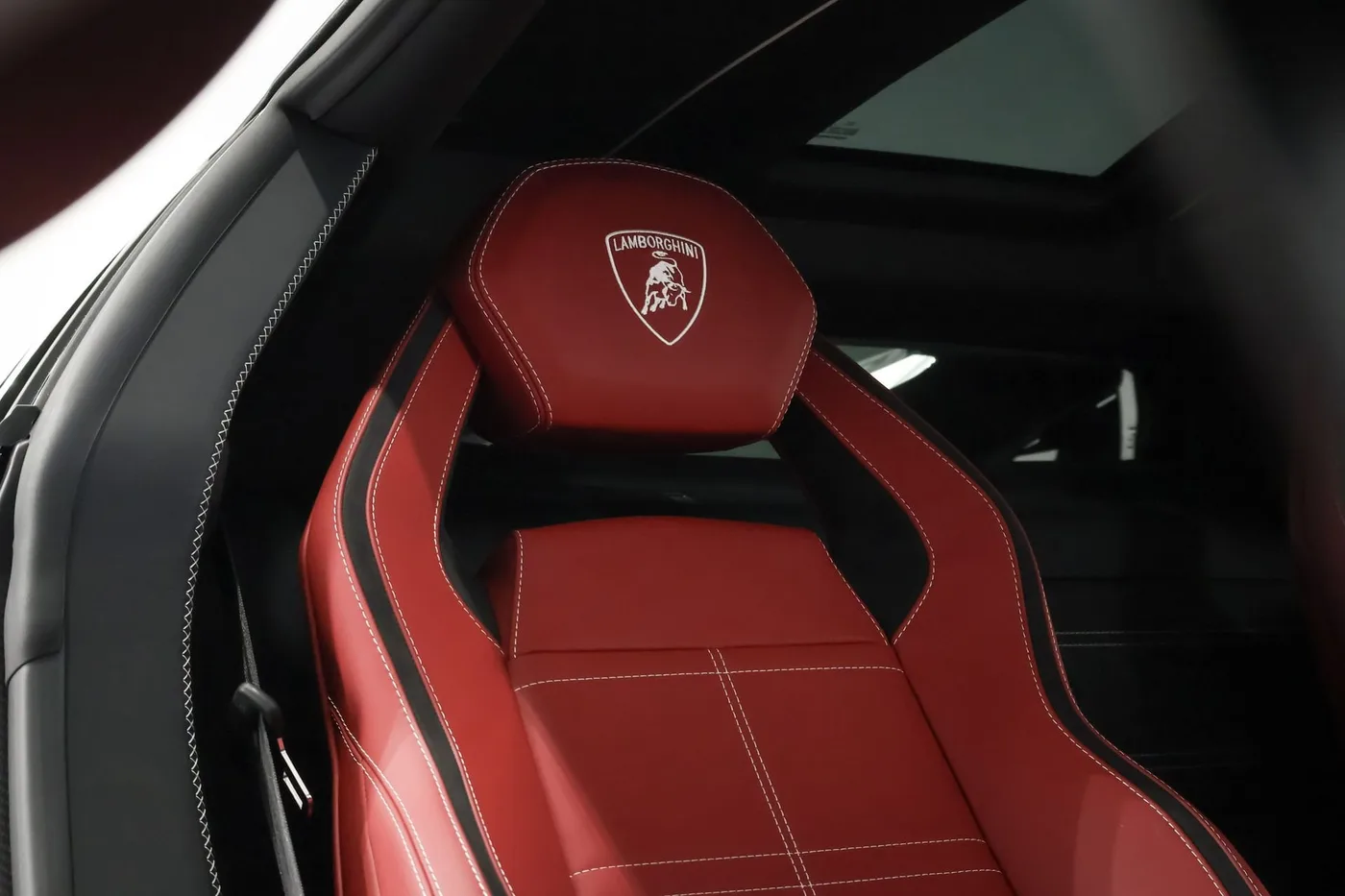 2022 Lamborghini Countach LPI 800-4 offered by a supercar dealer in Zibido San Giacomo, Italy, photo 16 of 25
