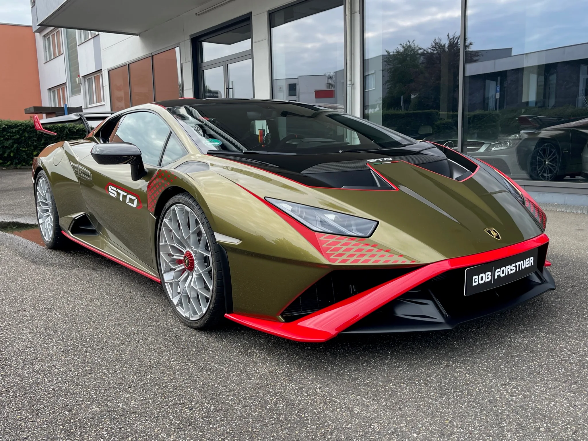 2022 Lamborghini Huracán STO proposée par un concessionnaire spécialisé à Stuttgart, Allemagne, photo principale