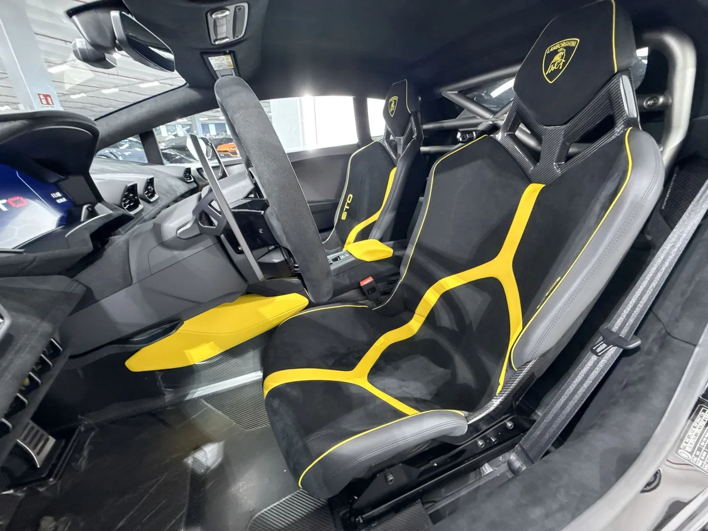 2022 Lamborghini Huracán STO angeboten von einem Supersportwagenhändler in Zibido San Giacomo, Italien, Foto 9 von 22
