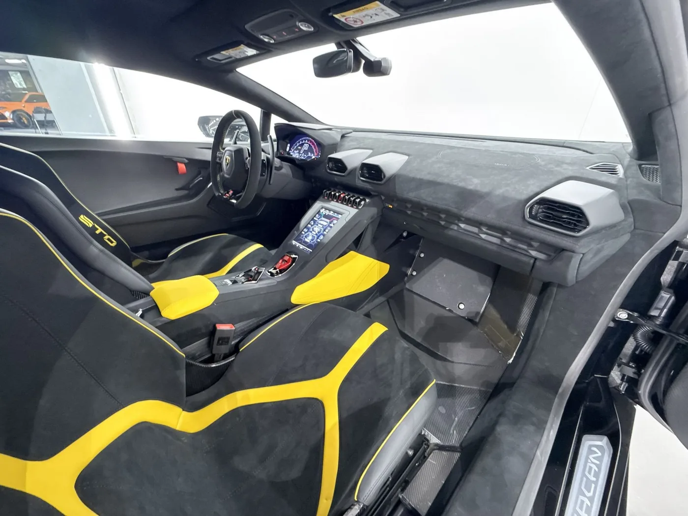 2022 Lamborghini Huracán STO angeboten von einem Supersportwagenhändler in Zibido San Giacomo, Italien, Foto 12 von 22