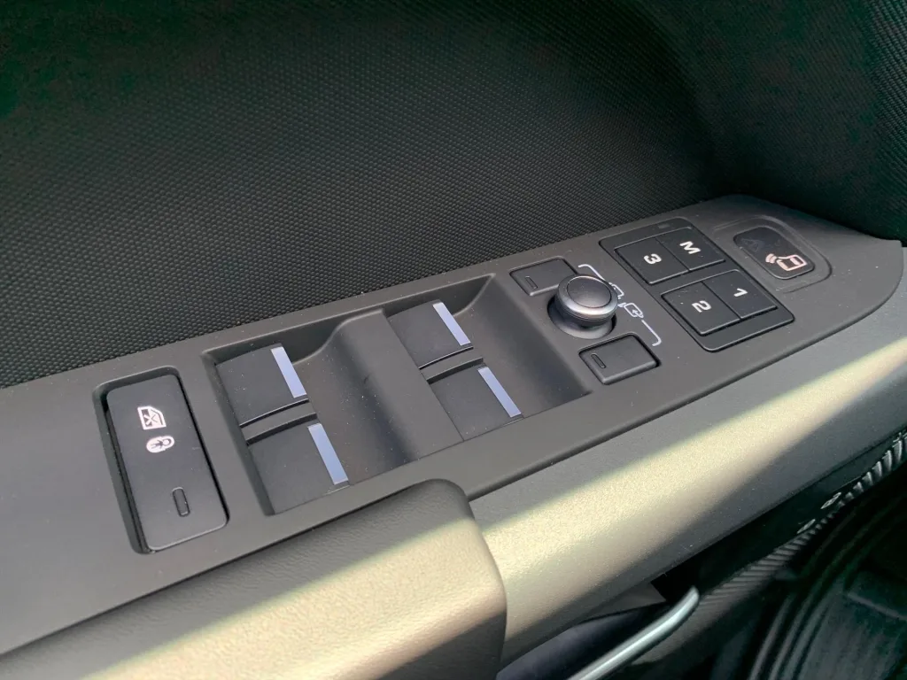 2022 Land Rover Defender 110 P400e X-Dynamic HSE, 8/30