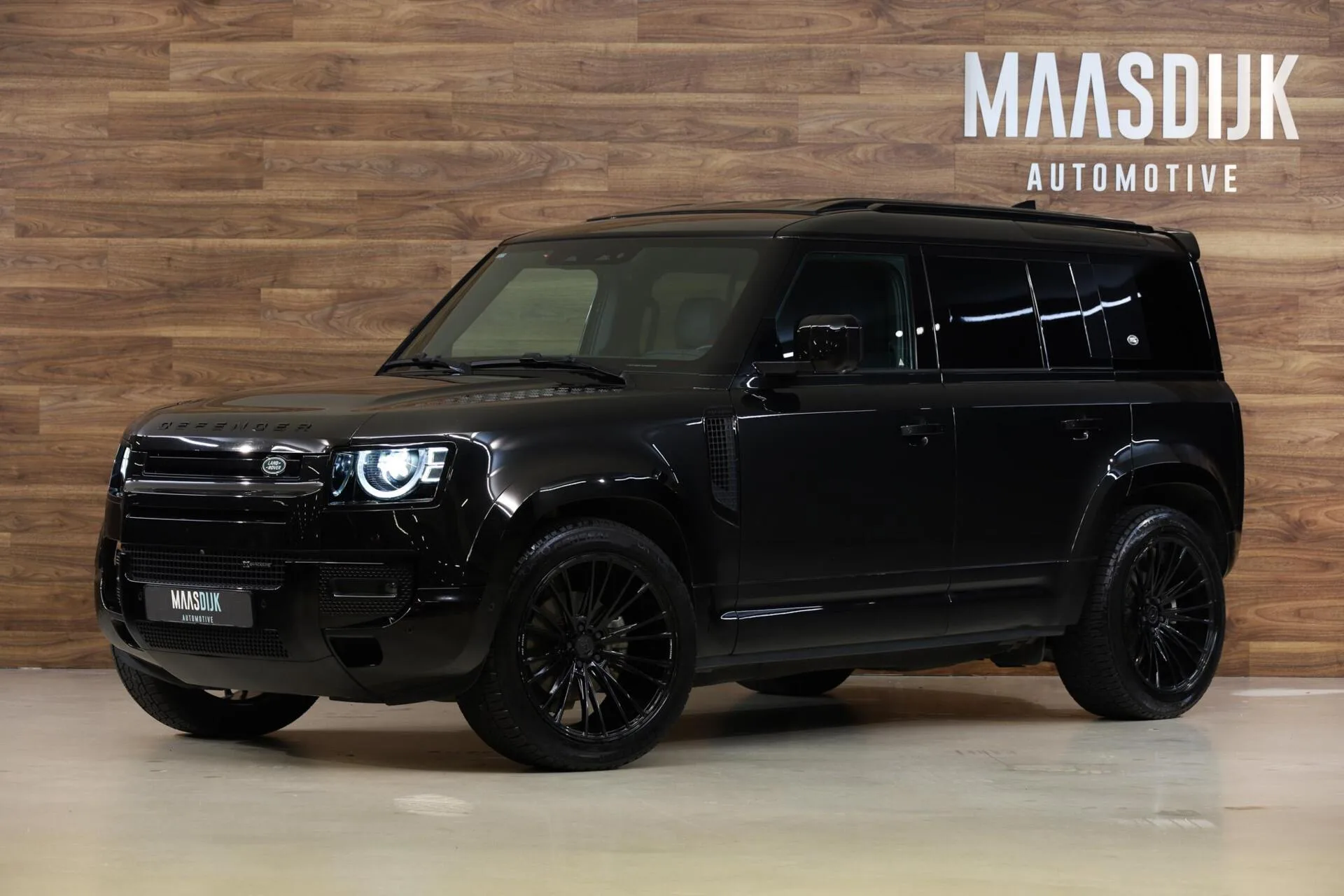 2022 Land Rover Defender 110 D250 X-Dynamic S offered by a specialist dealer in Werkendam, Netherlands, main photo