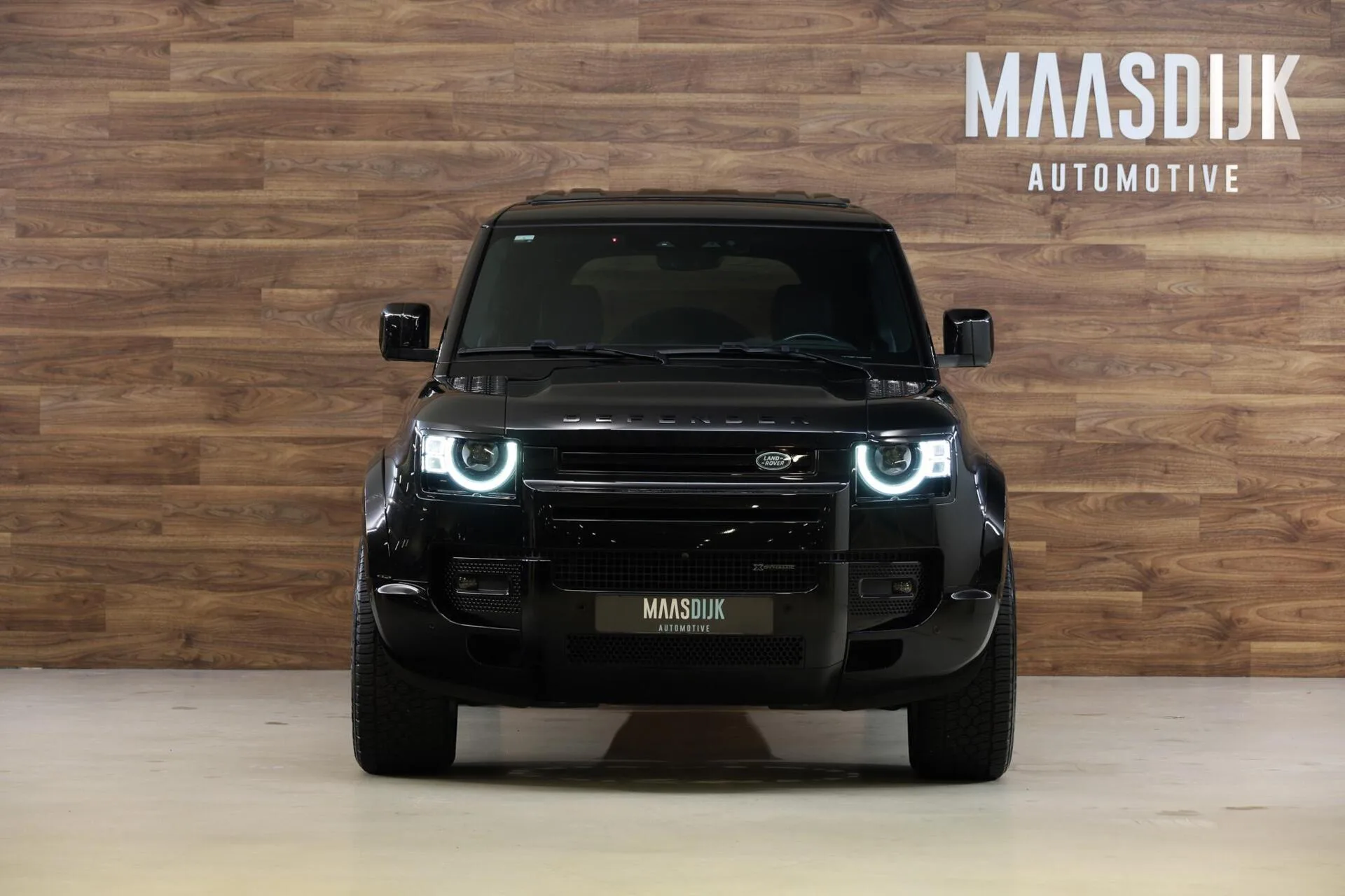 2022 Land Rover Defender 110 D250 X-Dynamic S, 2/29