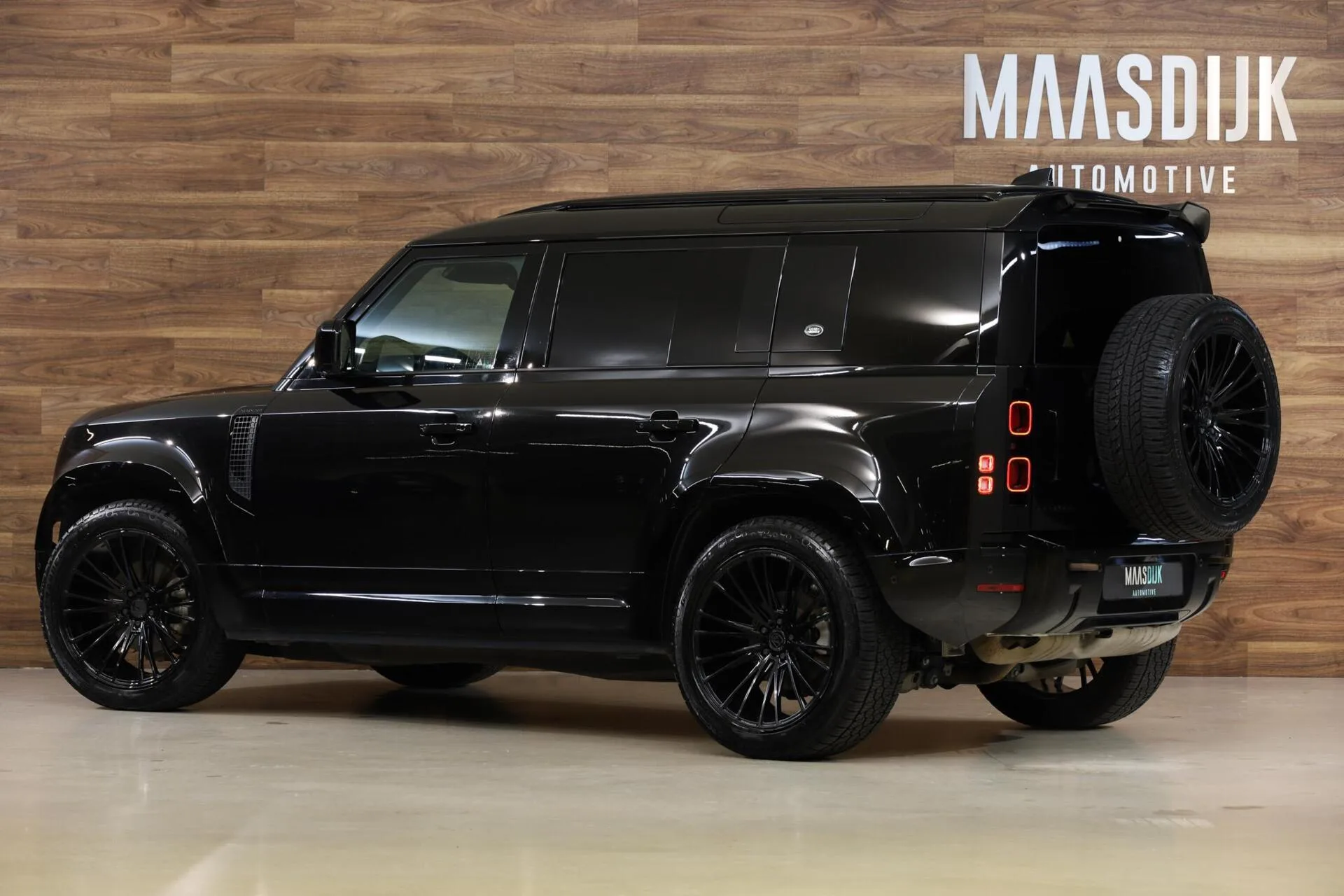 2022 Land Rover Defender 110 D250 X-Dynamic S, 10/29
