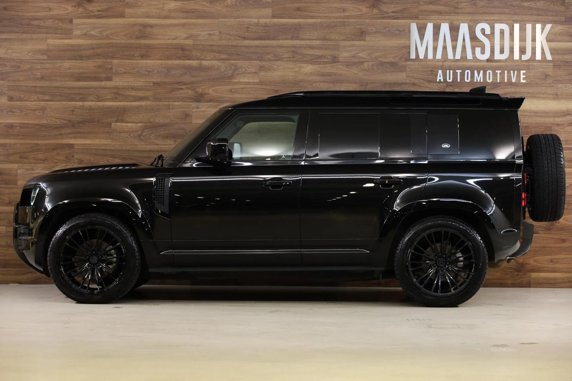 2022 Land Rover Defender 110 D250 X-Dynamic S, 11/29
