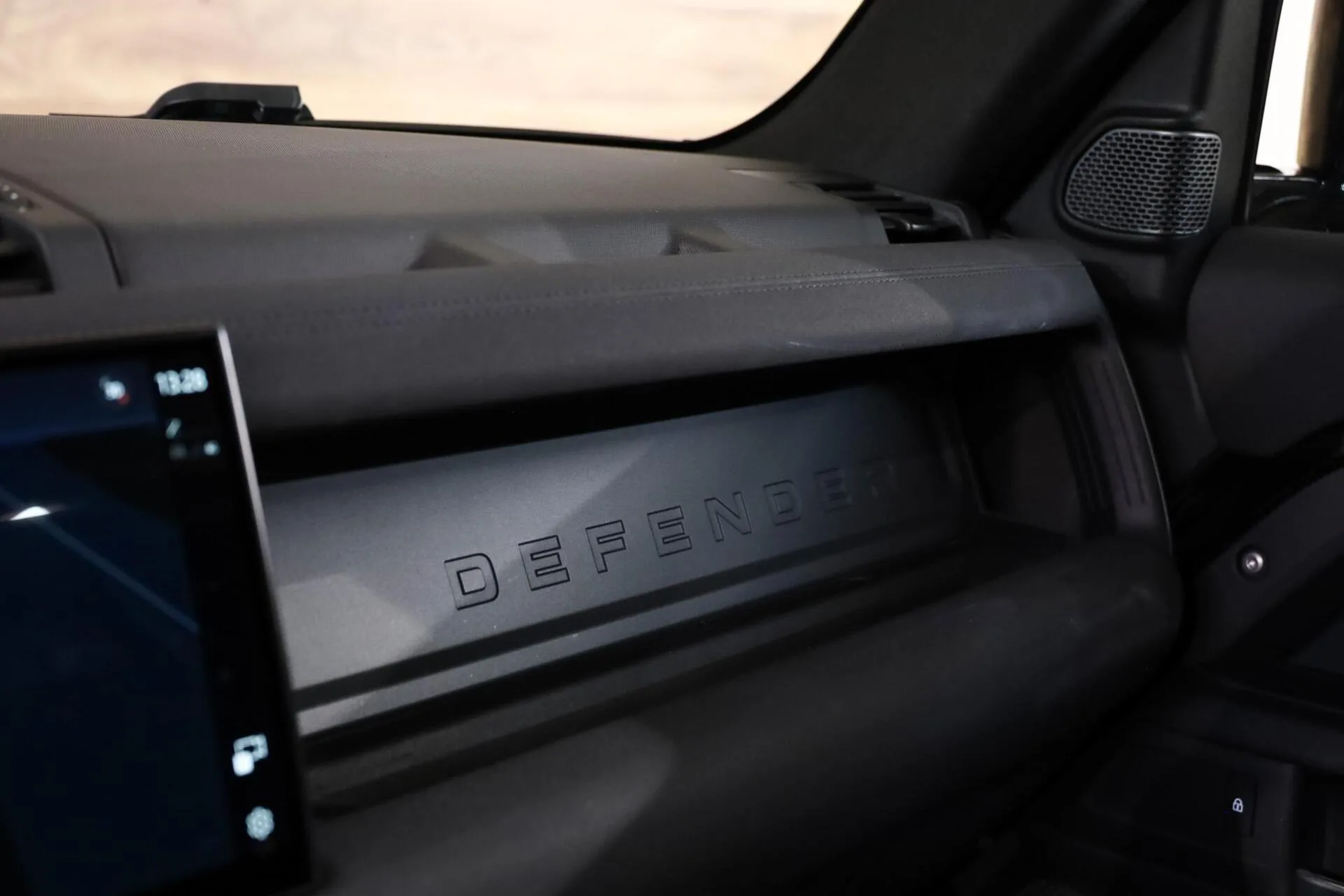 2022 Land Rover Defender 110 D250 X-Dynamic S, 20/29