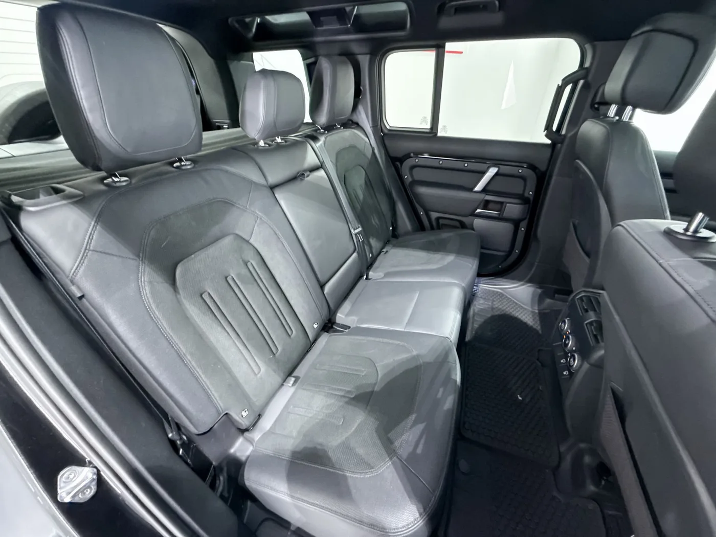 2022 Land Rover Defender 110 V8 angeboten von einem Supersportwagenhändler in Zibido San Giacomo, Italien, Foto 14 von 19