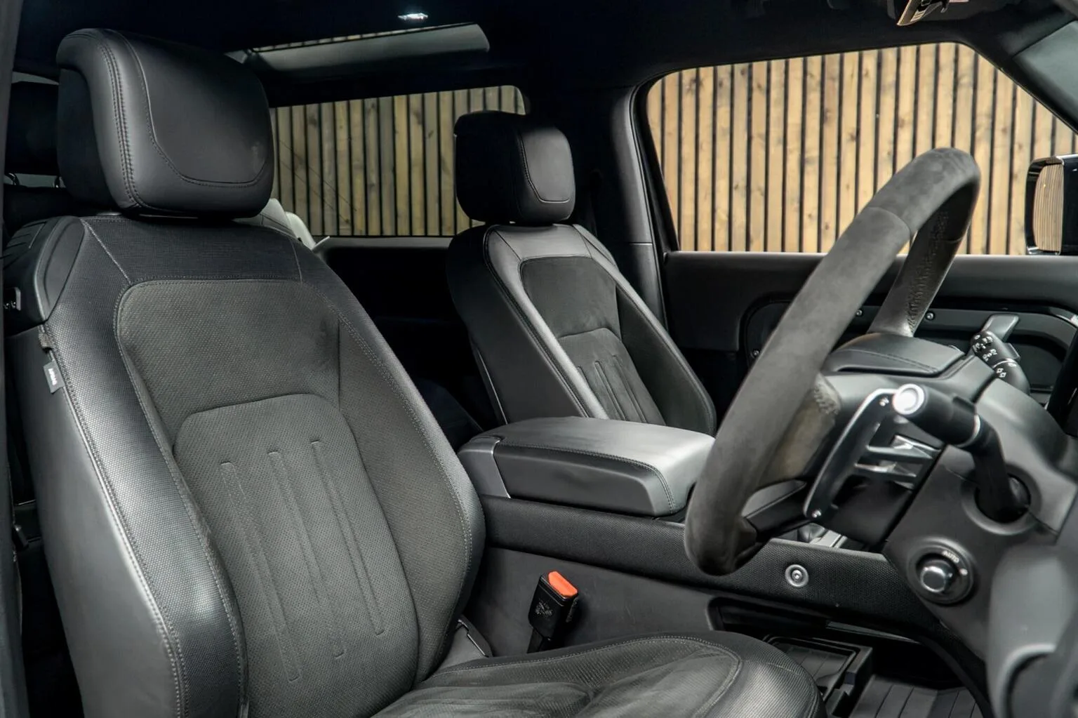 2022 Land Rover Defender 90 V8, 2/30