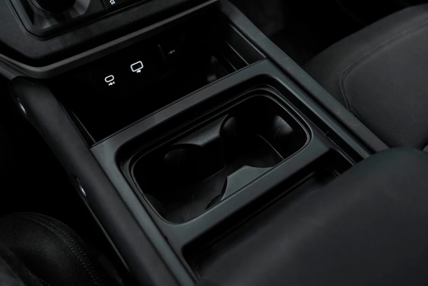 2022 Land Rover Defender offered by a specialist dealer in Bratislava, Slovakia, photo 12 of 19