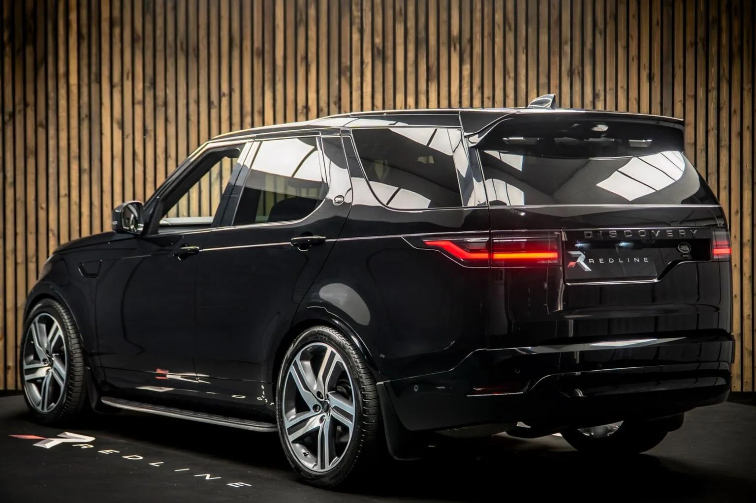 2022 Land Rover Discovery D300 R-Dynamic SE, 3/30
