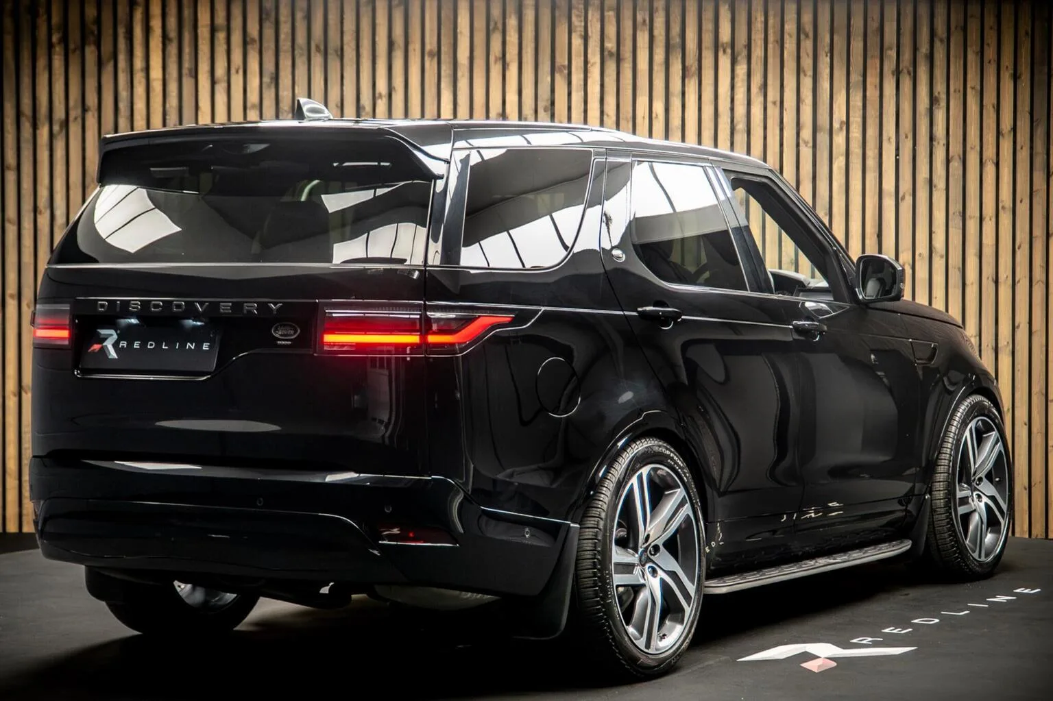 2022 Land Rover Discovery D300 R-Dynamic SE, 4/30