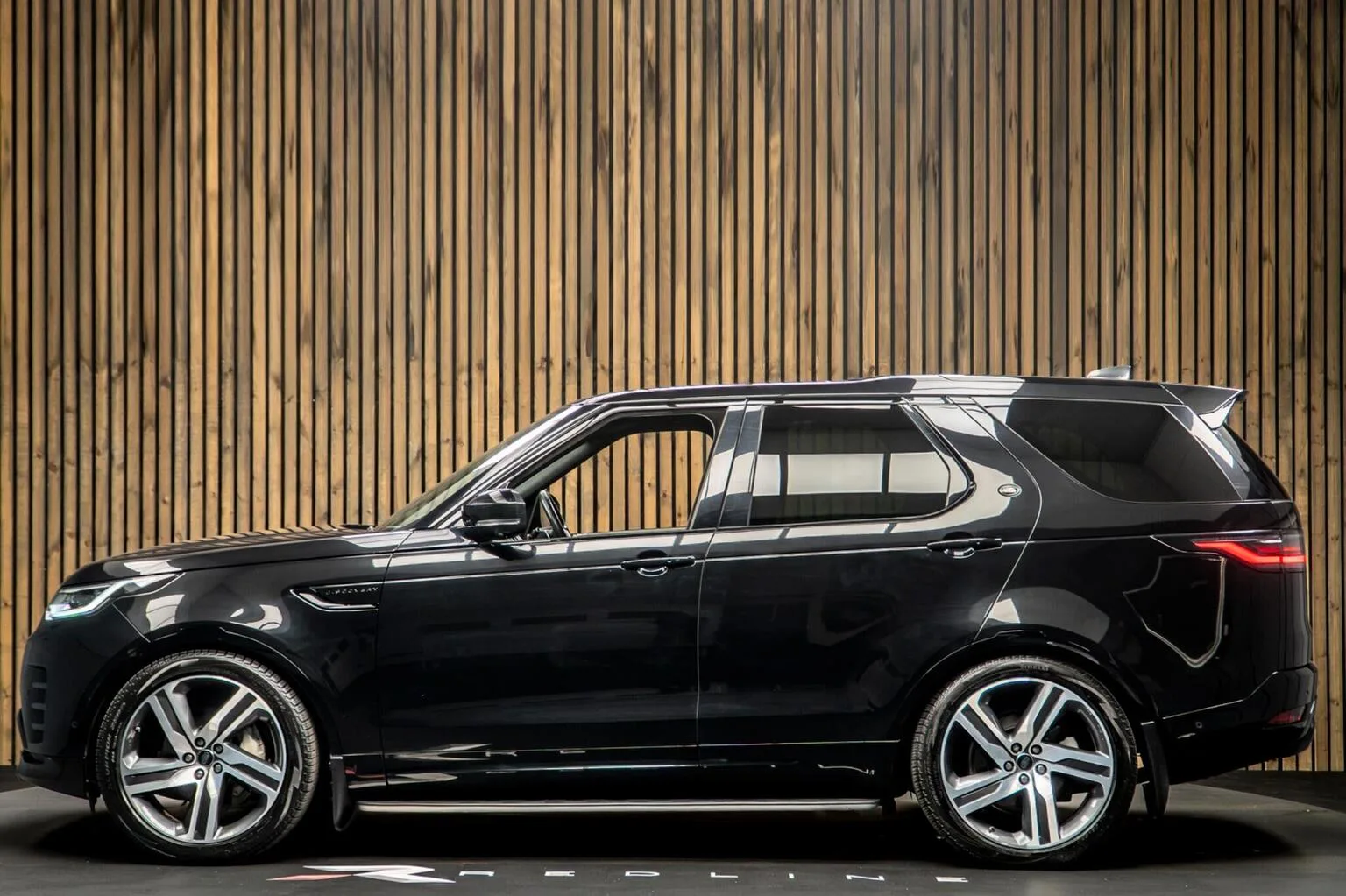 2022 Land Rover Discovery D300 R-Dynamic SE, 7/30