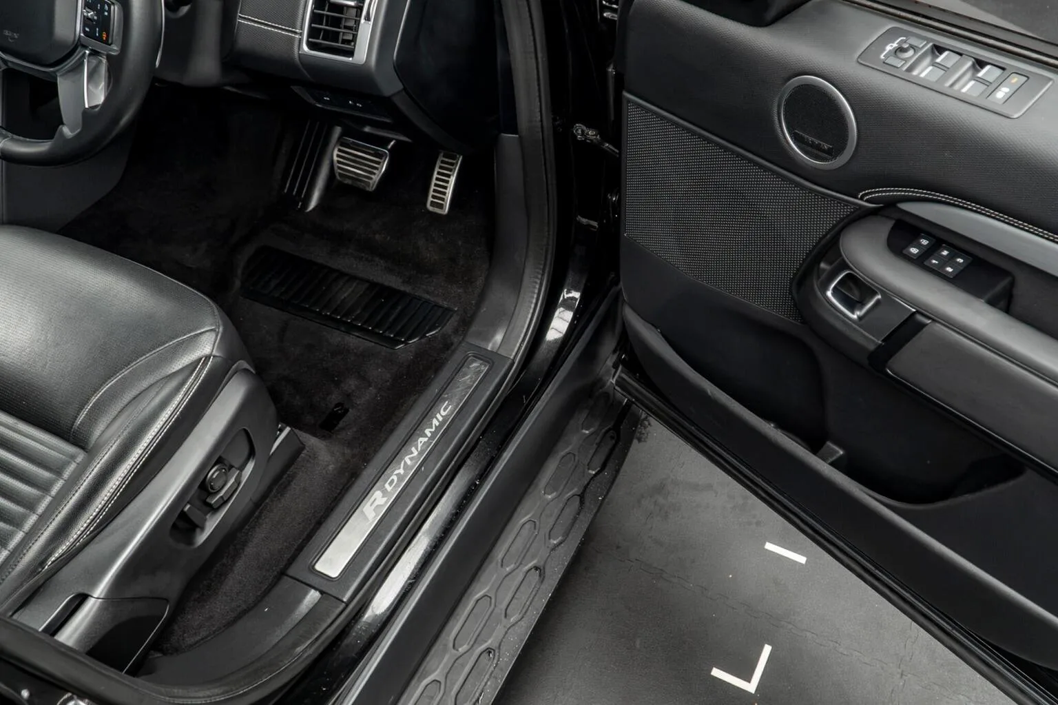 2022 Land Rover Discovery D300 R-Dynamic SE, 28/30
