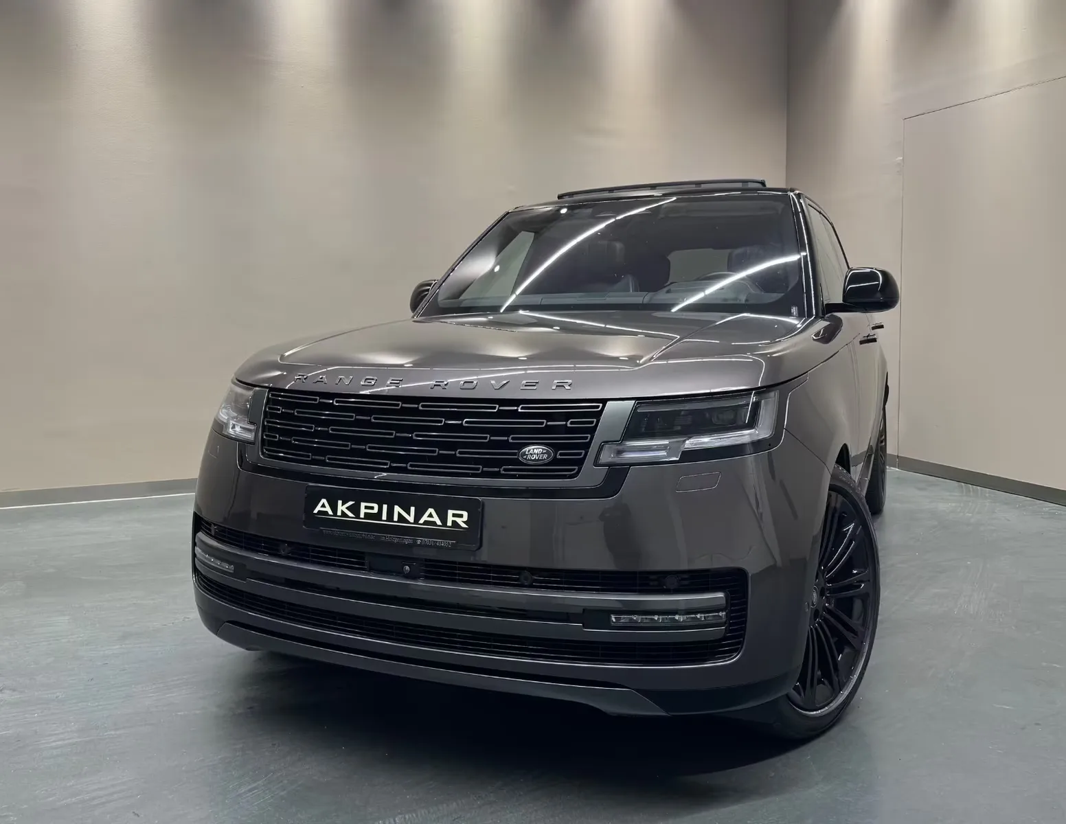 2022 Land Rover Range Rover First Edition proposée par un concessionnaire spécialisé à Holzgerlingen, Allemagne, photo principale
