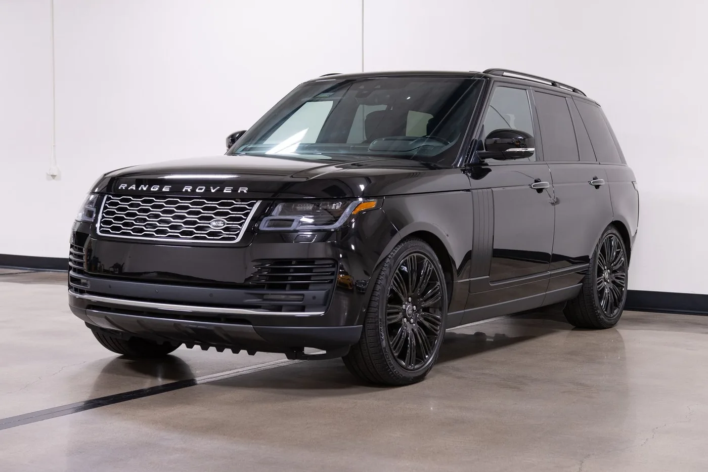 2022 Land Rover Range Rover Autobiography sold by a specialist dealer in Costa Mesa, United States, photo 4 of 15