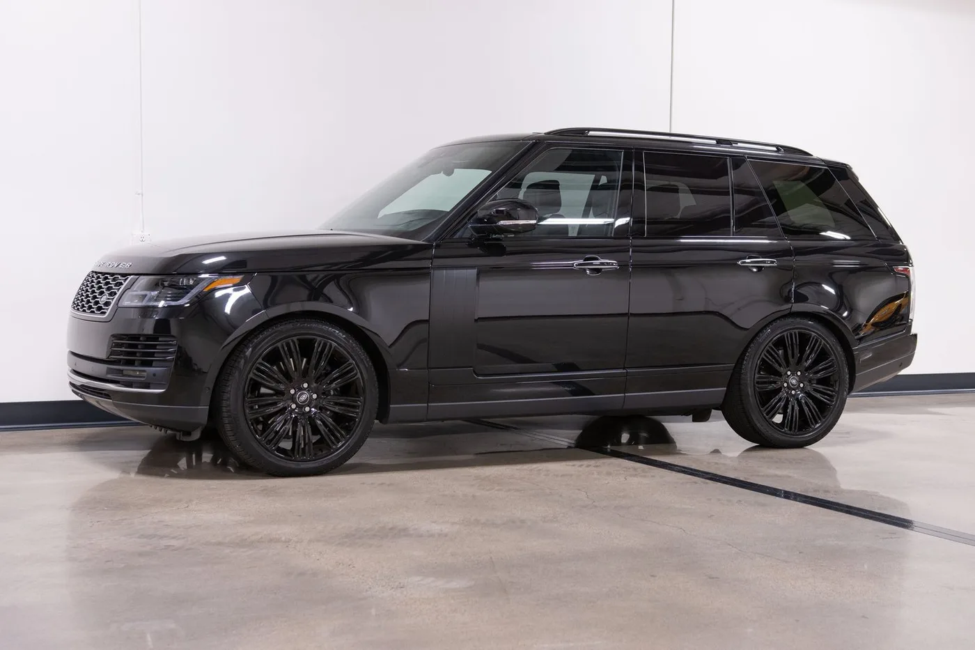 2022 Land Rover Range Rover Autobiography sold by a specialist dealer in Costa Mesa, United States, photo 5 of 15