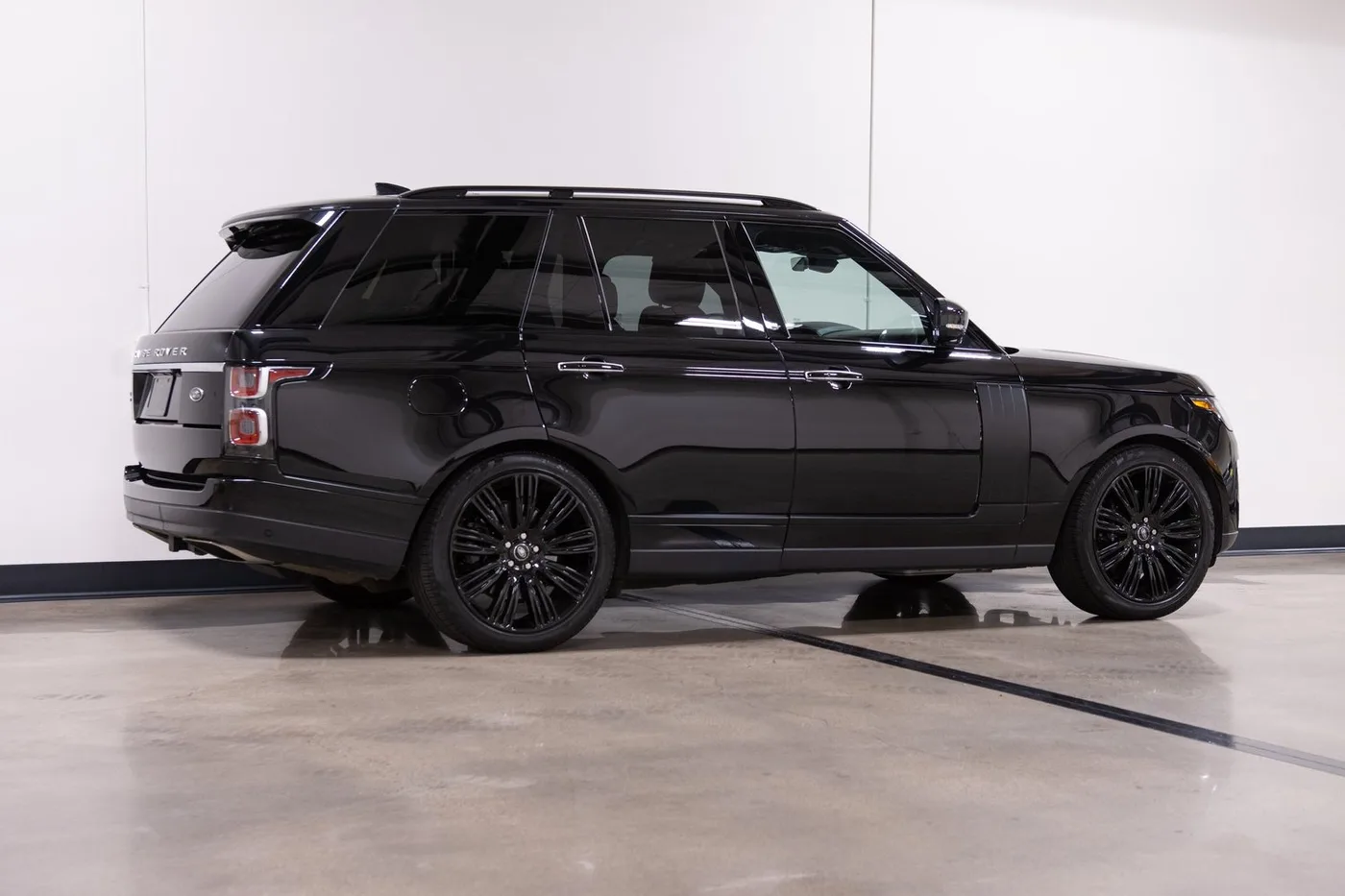 2022 Land Rover Range Rover Autobiography sold by a specialist dealer in Costa Mesa, United States, photo 8 of 15