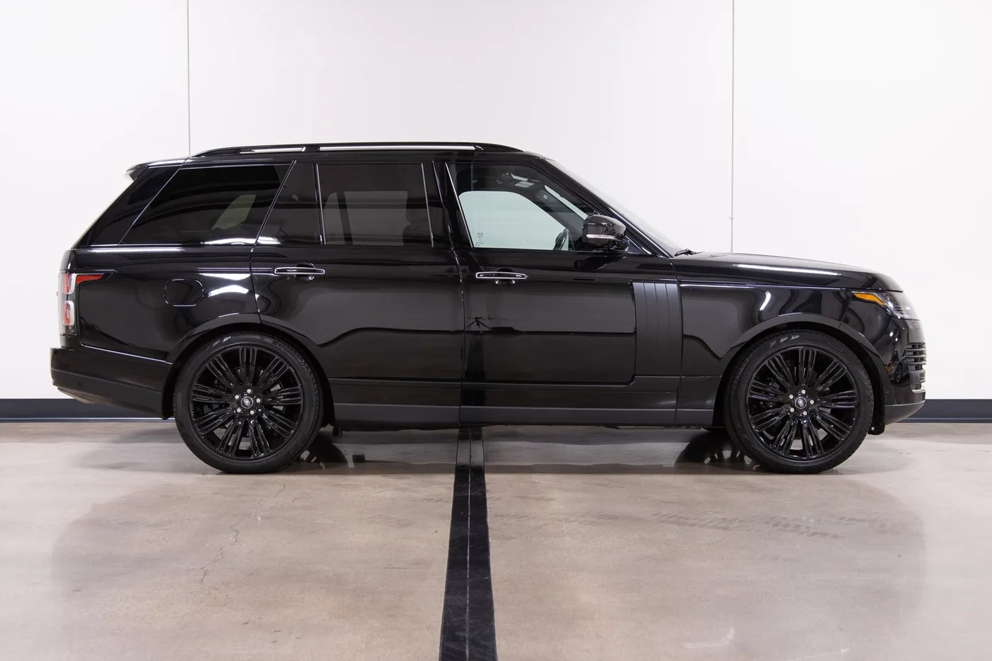 2022 Land Rover Range Rover Autobiography sold by a specialist dealer in Costa Mesa, United States, photo 9 of 15