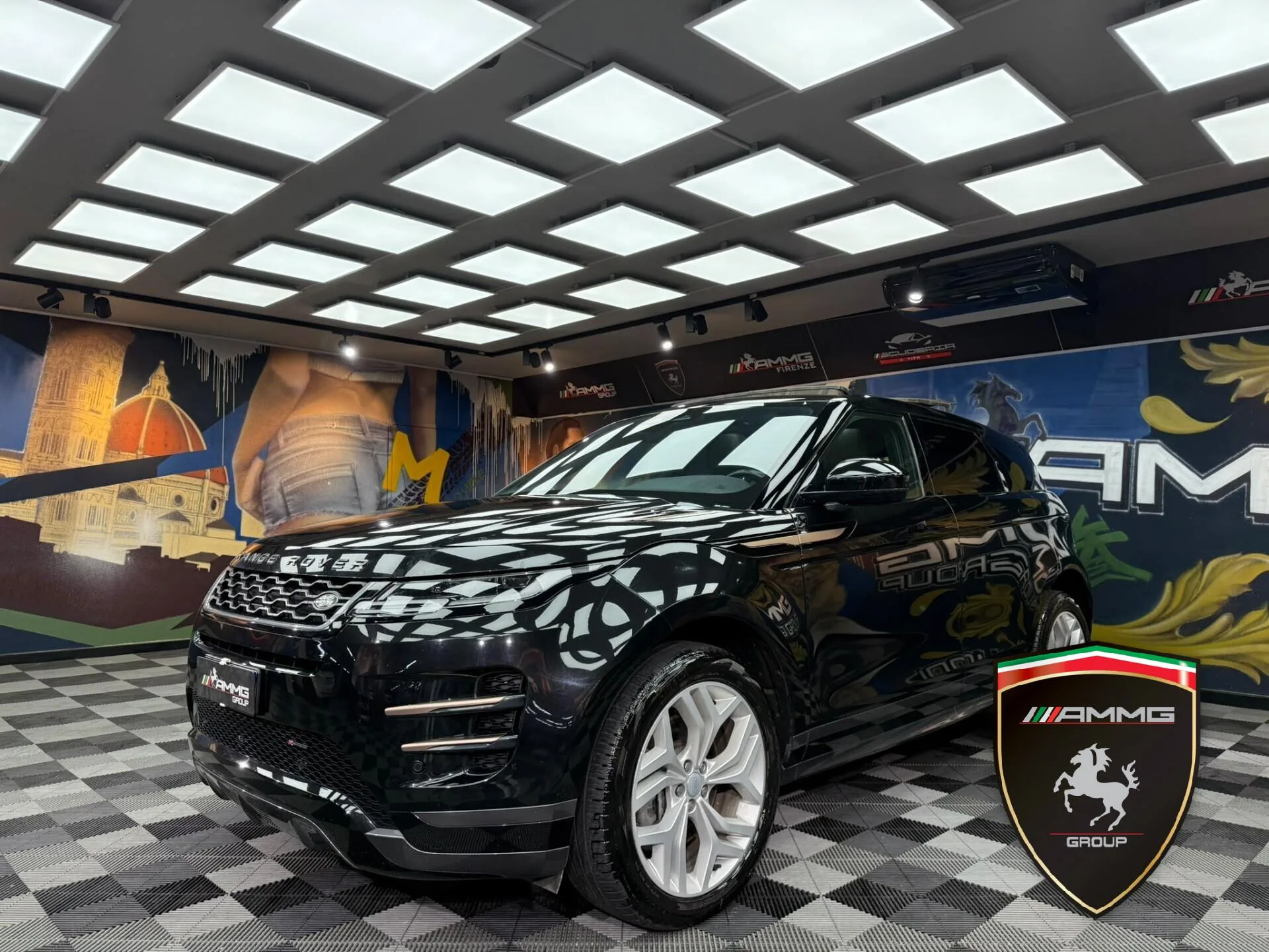 2022 Land Rover Range Rover Evoque R-Dynamic proposée par un concessionnaire spécialisé à Calenzano, Italie, photo principale