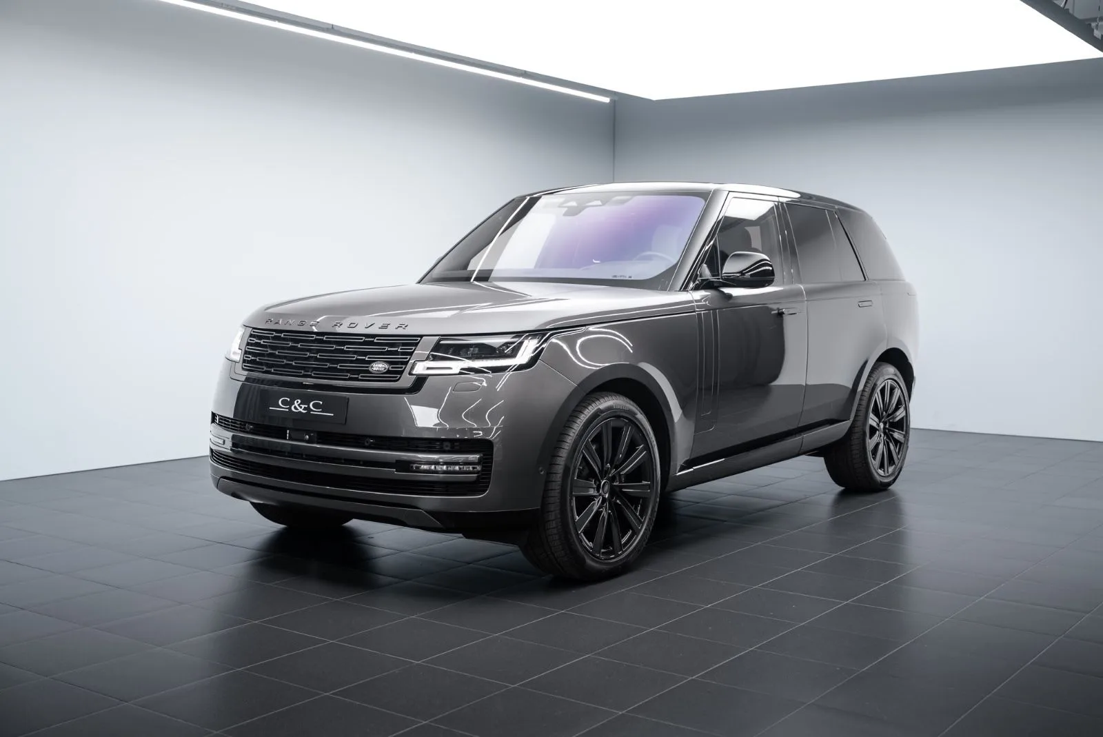 2022 Land Rover Range Rover HSE offered by a specialist dealer in Putzbrunn, Germany, main photo