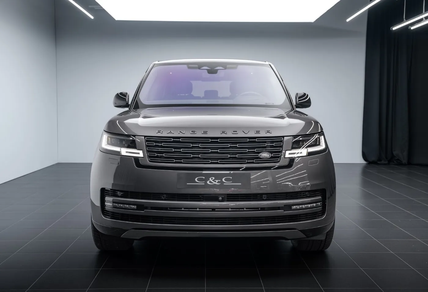 2022 Land Rover Range Rover HSE offered by a specialist dealer in Putzbrunn, Germany, photo 2 of 15