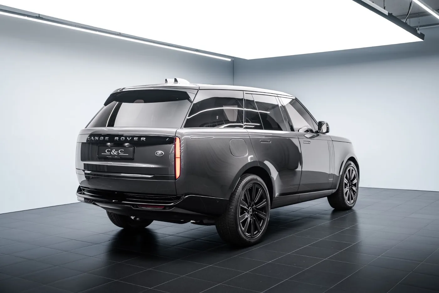 2022 Land Rover Range Rover HSE offered by a specialist dealer in Putzbrunn, Germany, photo 3 of 15