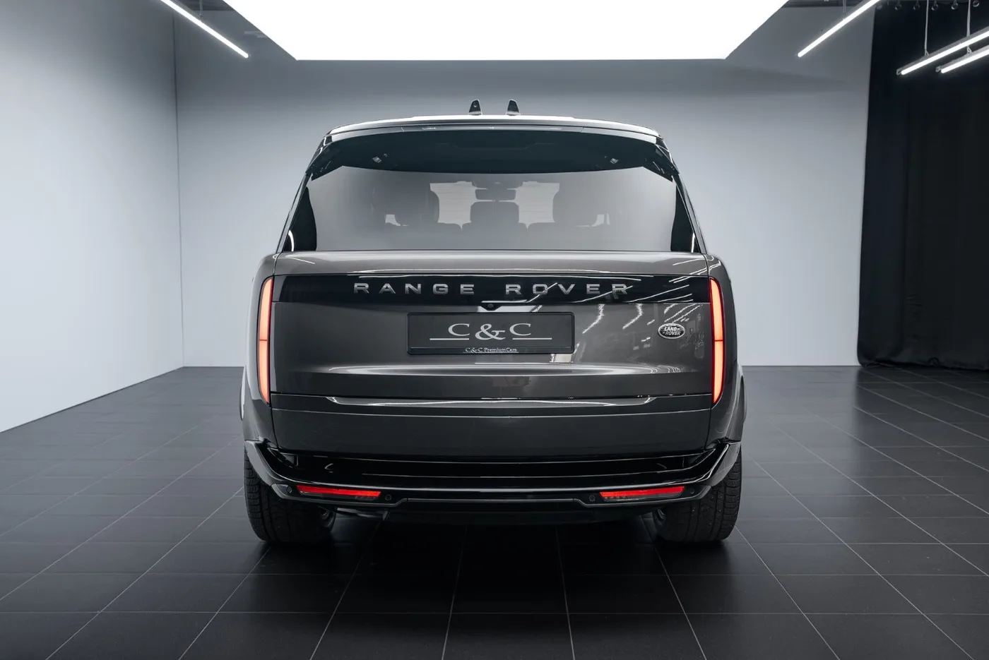 2022 Land Rover Range Rover HSE offered by a specialist dealer in Putzbrunn, Germany, photo 4 of 15