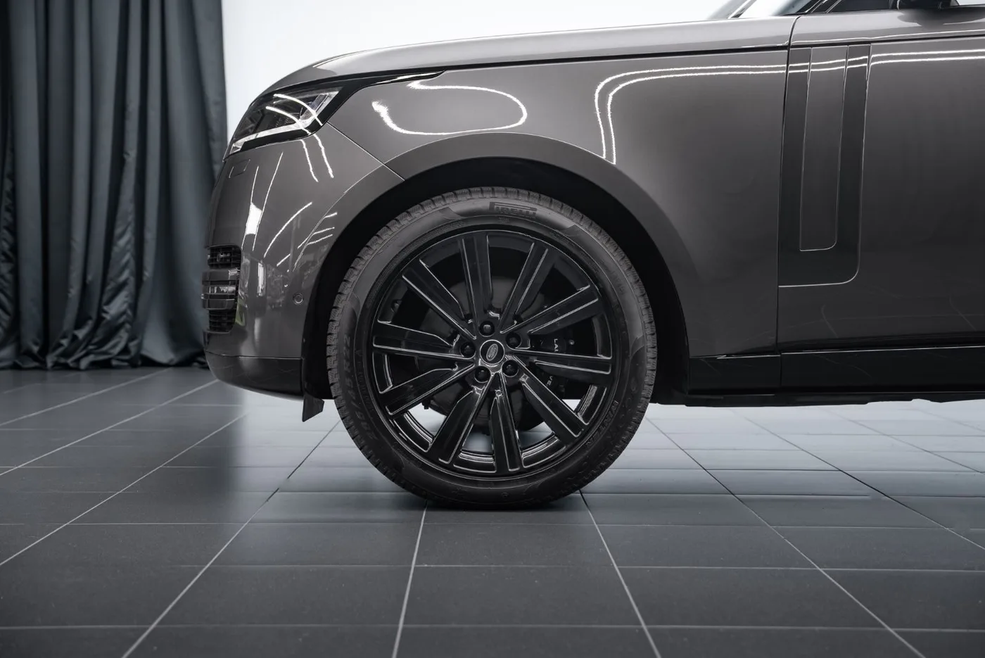2022 Land Rover Range Rover HSE offered by a specialist dealer in Putzbrunn, Germany, photo 5 of 15
