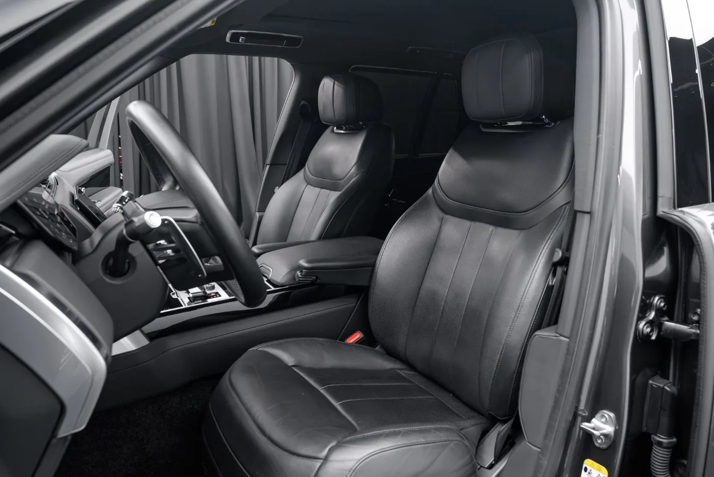 2022 Land Rover Range Rover HSE offered by a specialist dealer in Putzbrunn, Germany, photo 8 of 15
