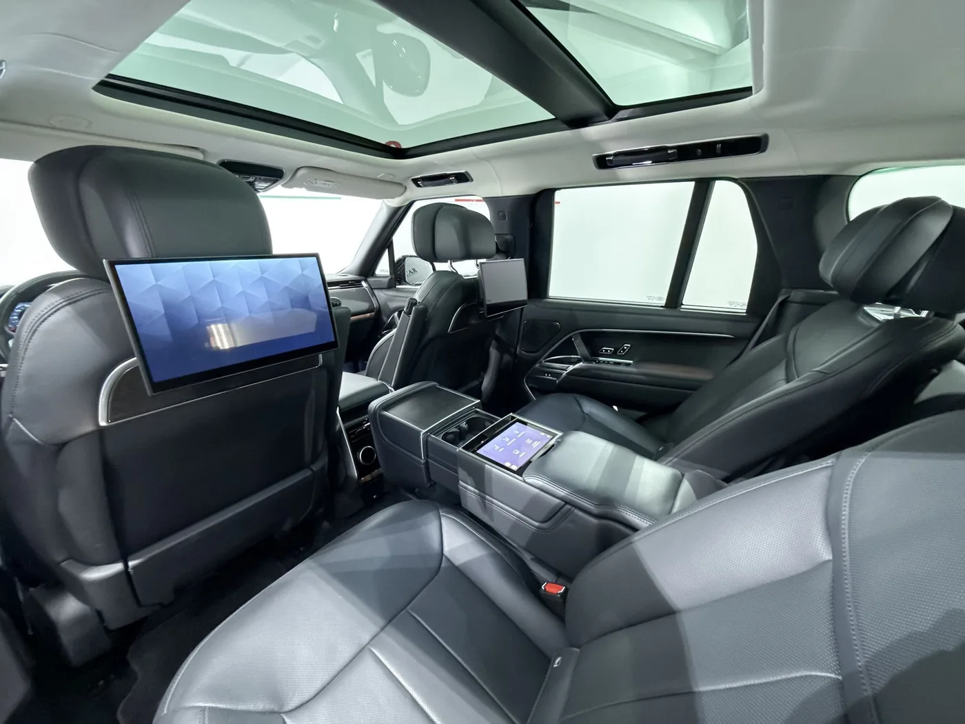 2022 Land Rover Range Rover P530 angeboten von einem Supersportwagenhändler in Zibido San Giacomo, Italien, Foto 18 von 25