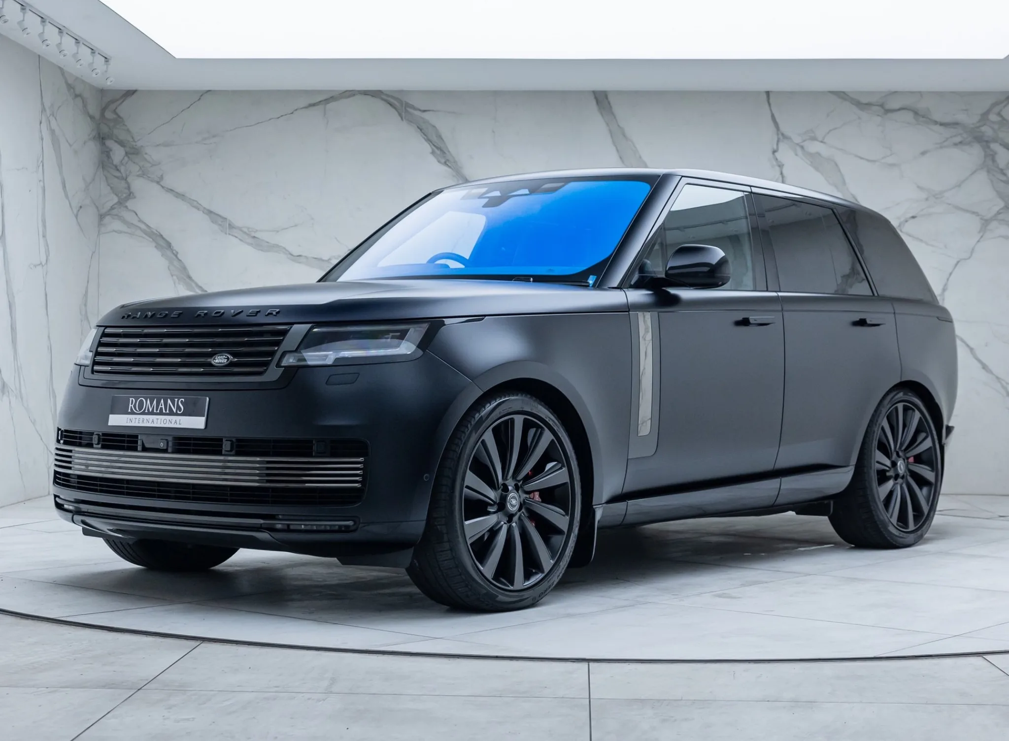 2022 Land Rover Range Rover SV P530 proposée par un concessionnaire spécialisé à Banstead, Royaume-Uni, photo principale