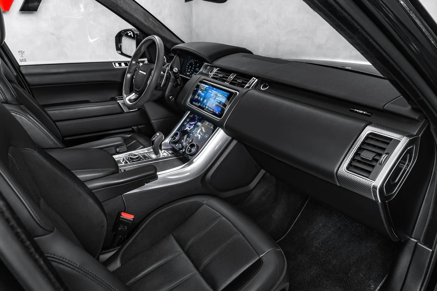 2022 Land Rover Range Rover Sport HST proposée par un concessionnaire spécialisé à Ostrava, Tchéquie, photo 16 sur 25