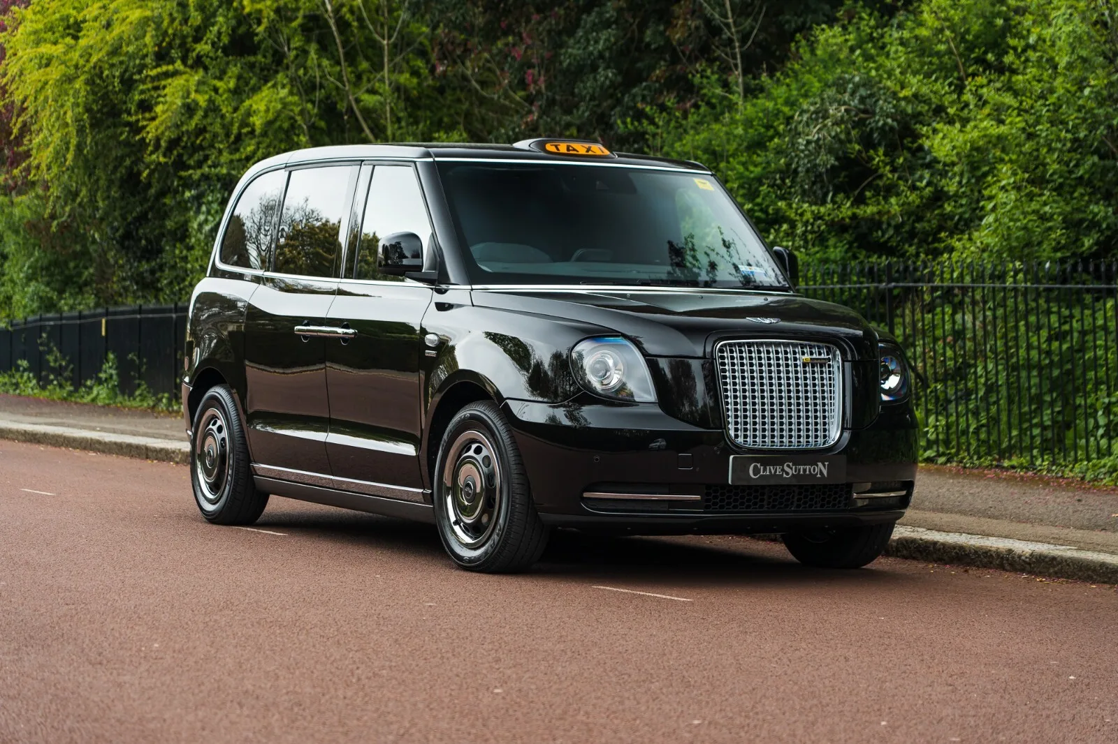 2022 LEVC TX Sutton VIP offered by a specialist dealer in London, United Kingdom, main photo