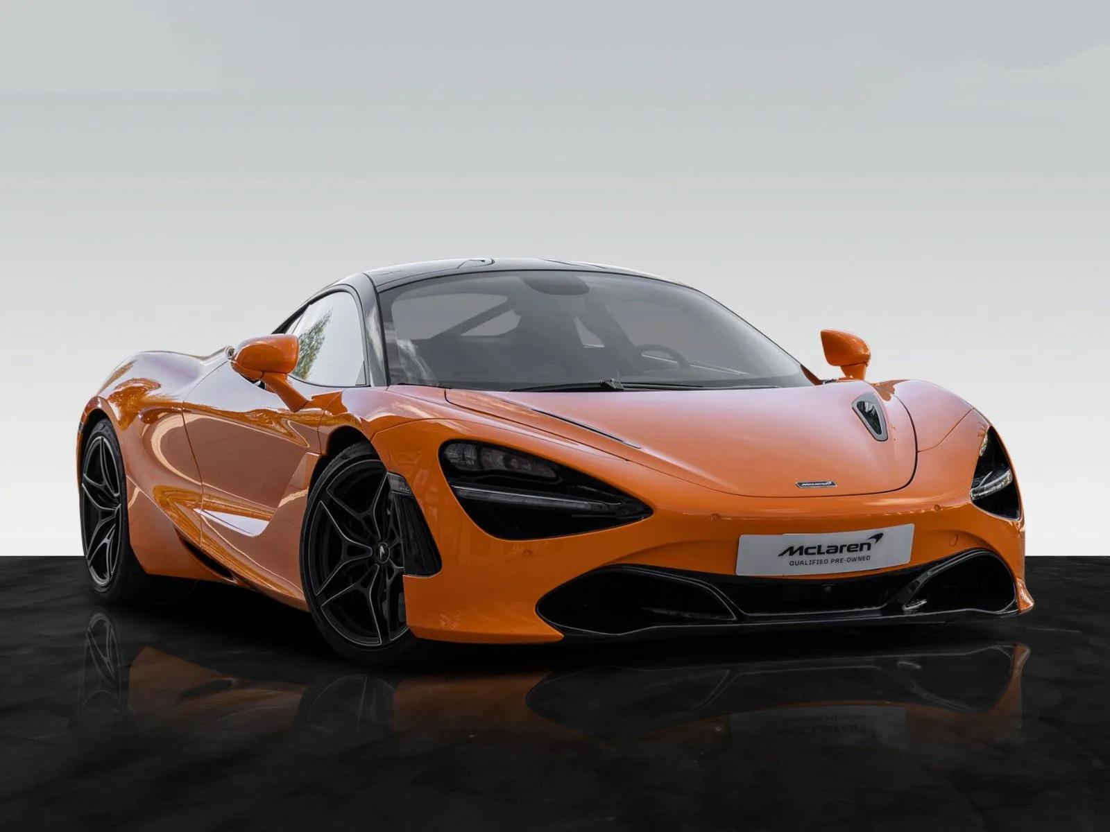 2022 McLaren 720S en un concesionario especializado de Múnich, Alemania, foto principal