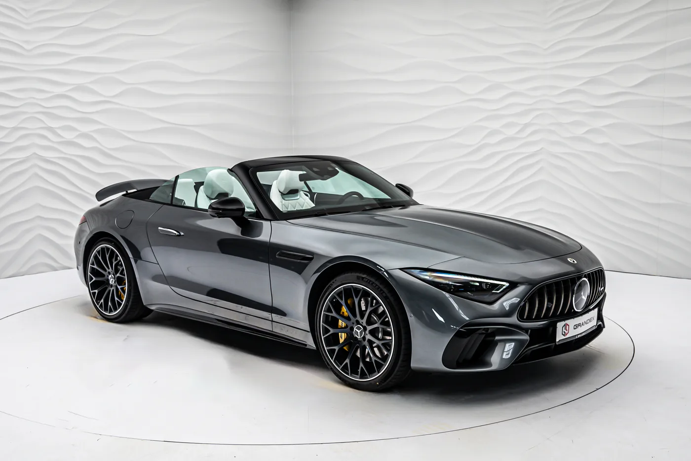 2022 Mercedes-AMG SL 63 4MATIC+ offered by a specialist dealer in Sengenthal, Germany, photo 8 of 25