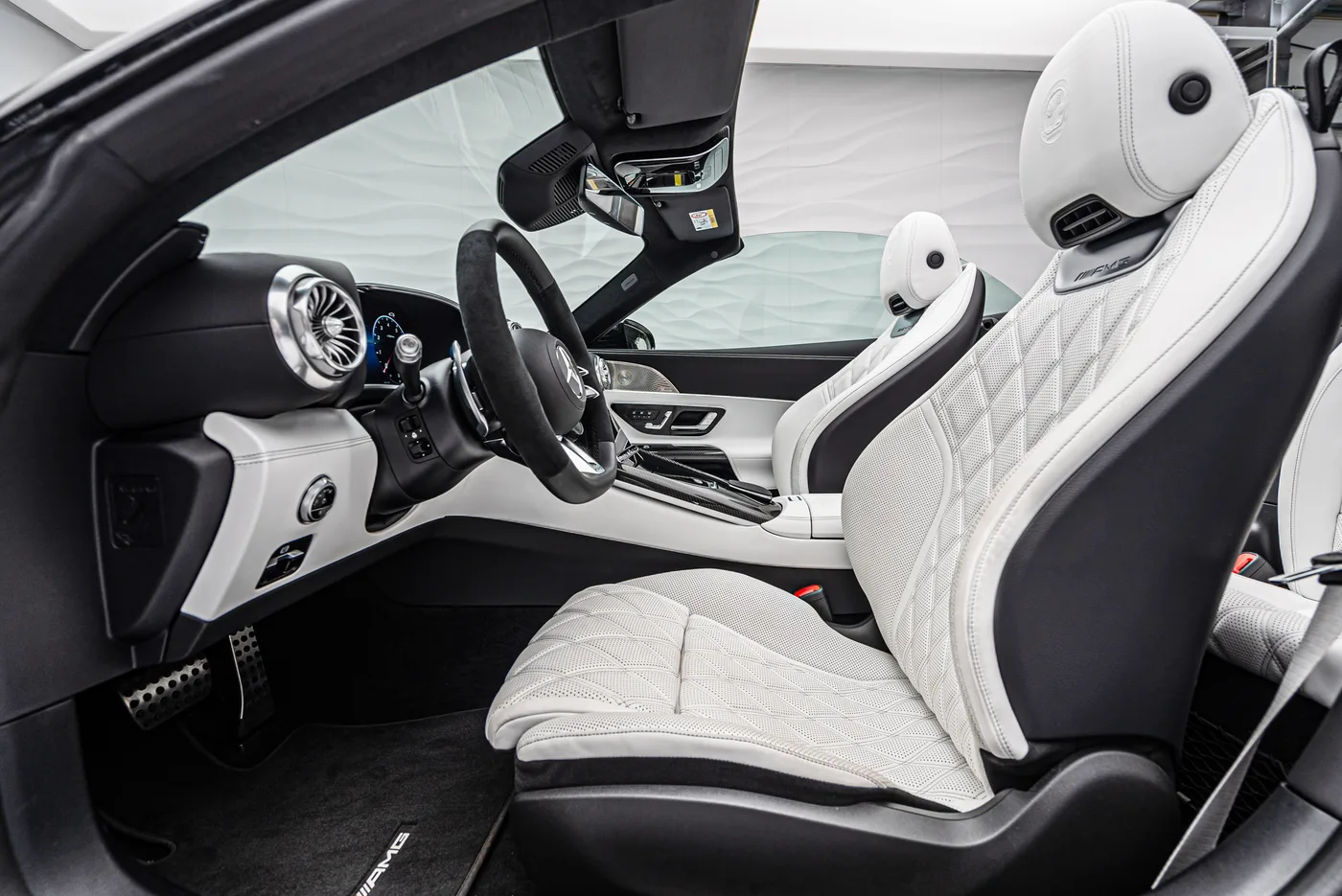 2022 Mercedes-AMG SL 63 4MATIC+ offered by a specialist dealer in Sengenthal, Germany, photo 20 of 25