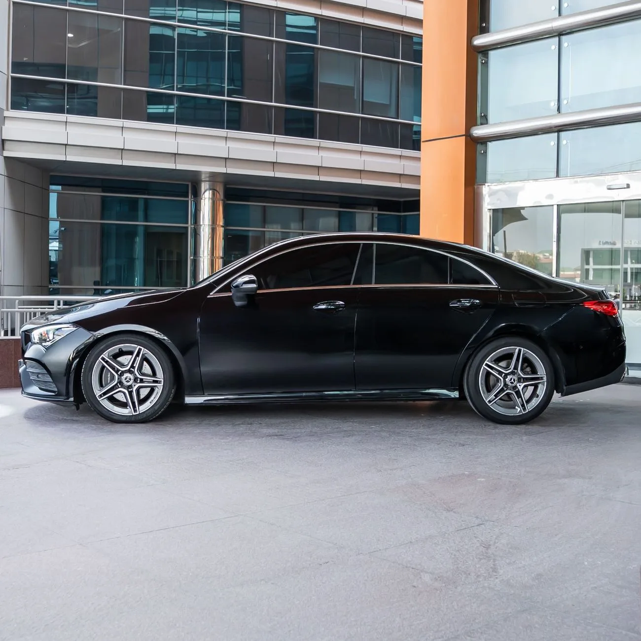 2022 Mercedes-Benz CLA 220 angeboten von einem Fachhändler in Dubai, Vereinigte Arabische Emirate, Foto 2 von 15