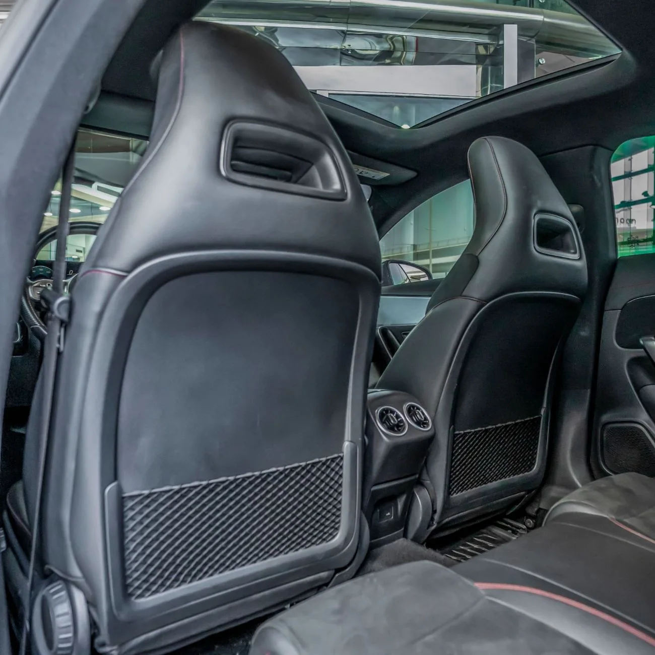 2022 Mercedes-Benz CLA 220 angeboten von einem Fachhändler in Dubai, Vereinigte Arabische Emirate, Foto 10 von 15