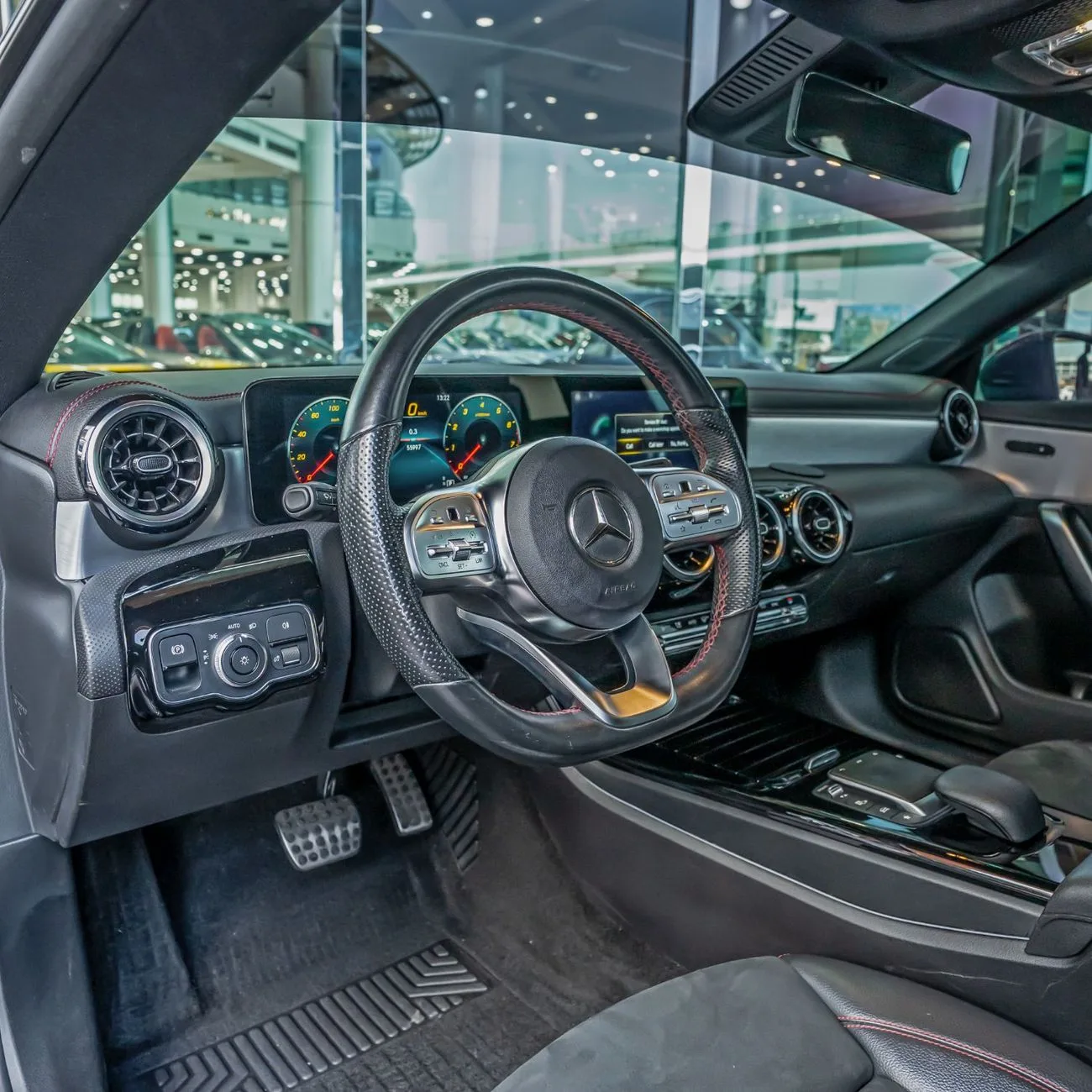 2022 Mercedes-Benz CLA 220 angeboten von einem Fachhändler in Dubai, Vereinigte Arabische Emirate, Foto 12 von 15
